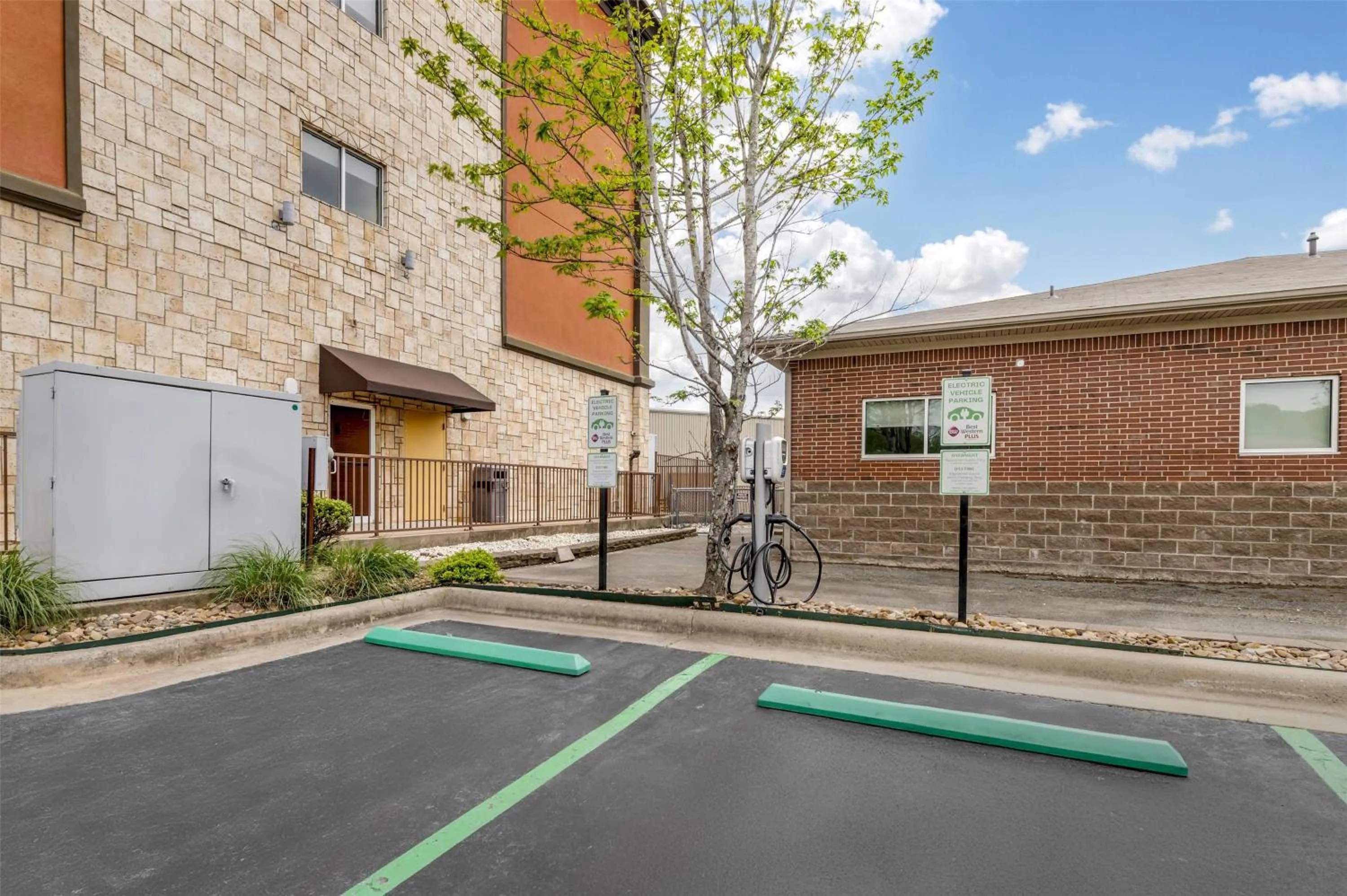 Property building in Best Western Plus JFK Inn & Suites