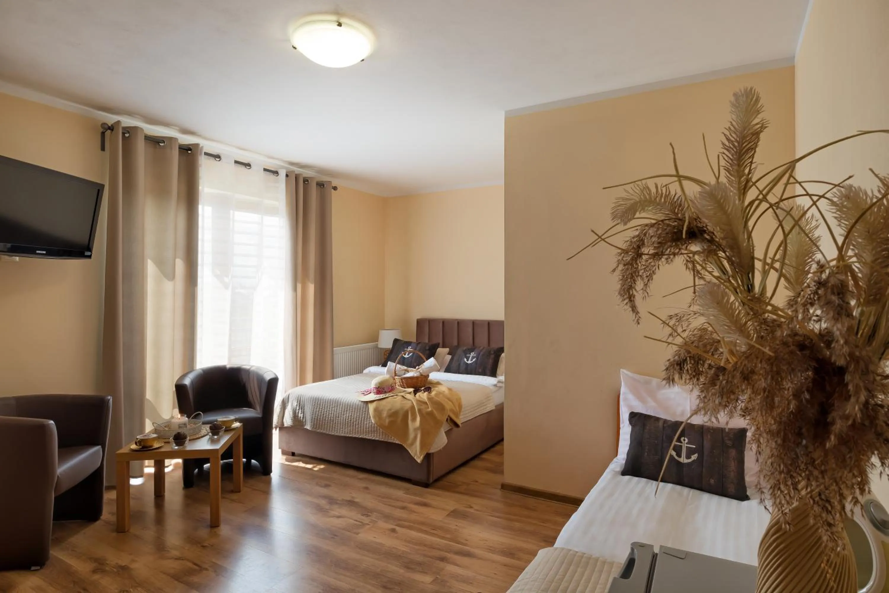 Communal lounge/ TV room, Bed in Willa Kapitańska i Willa Marynarska