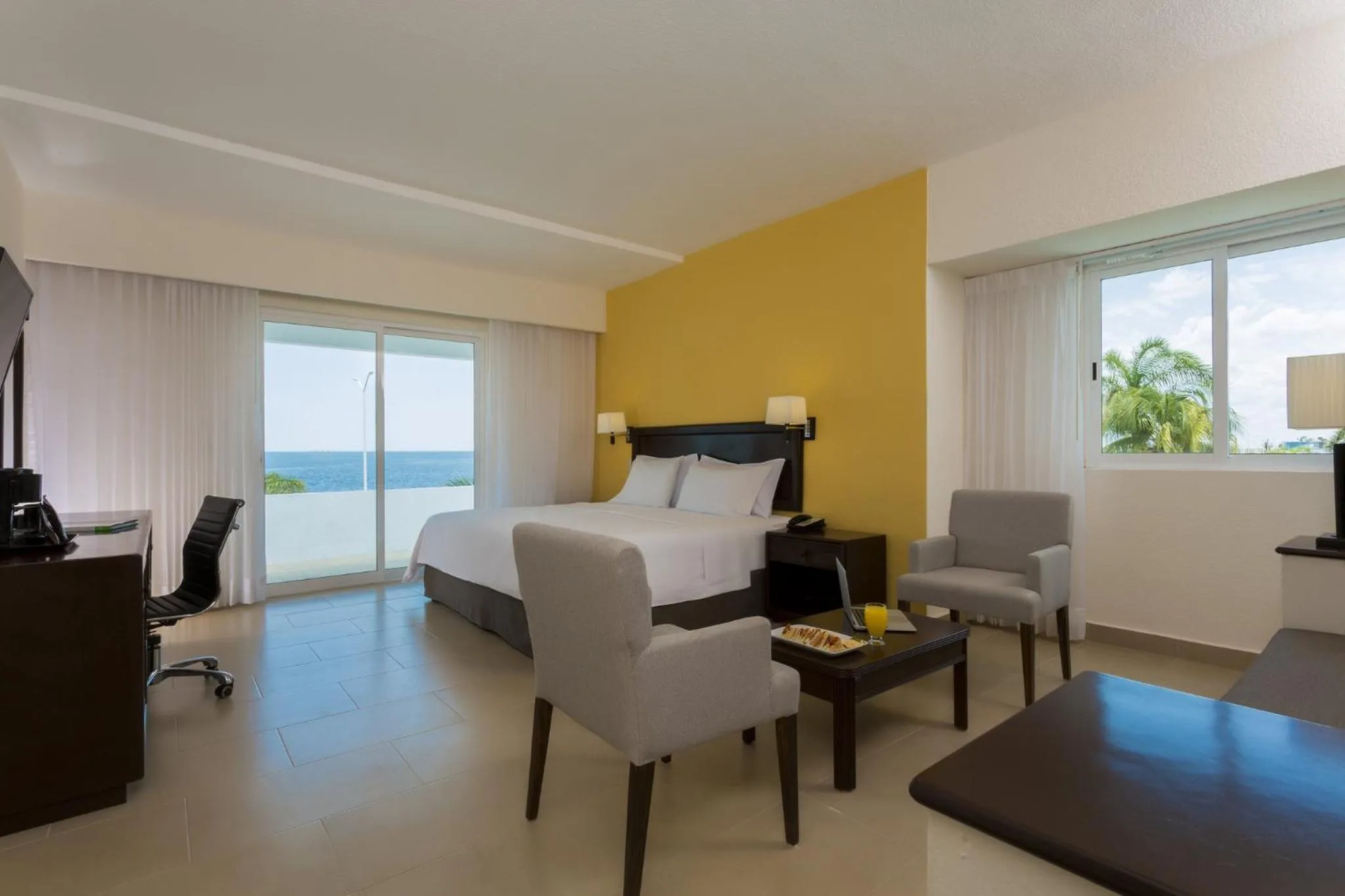 Photo of the whole room in Gamma Campeche Malecon