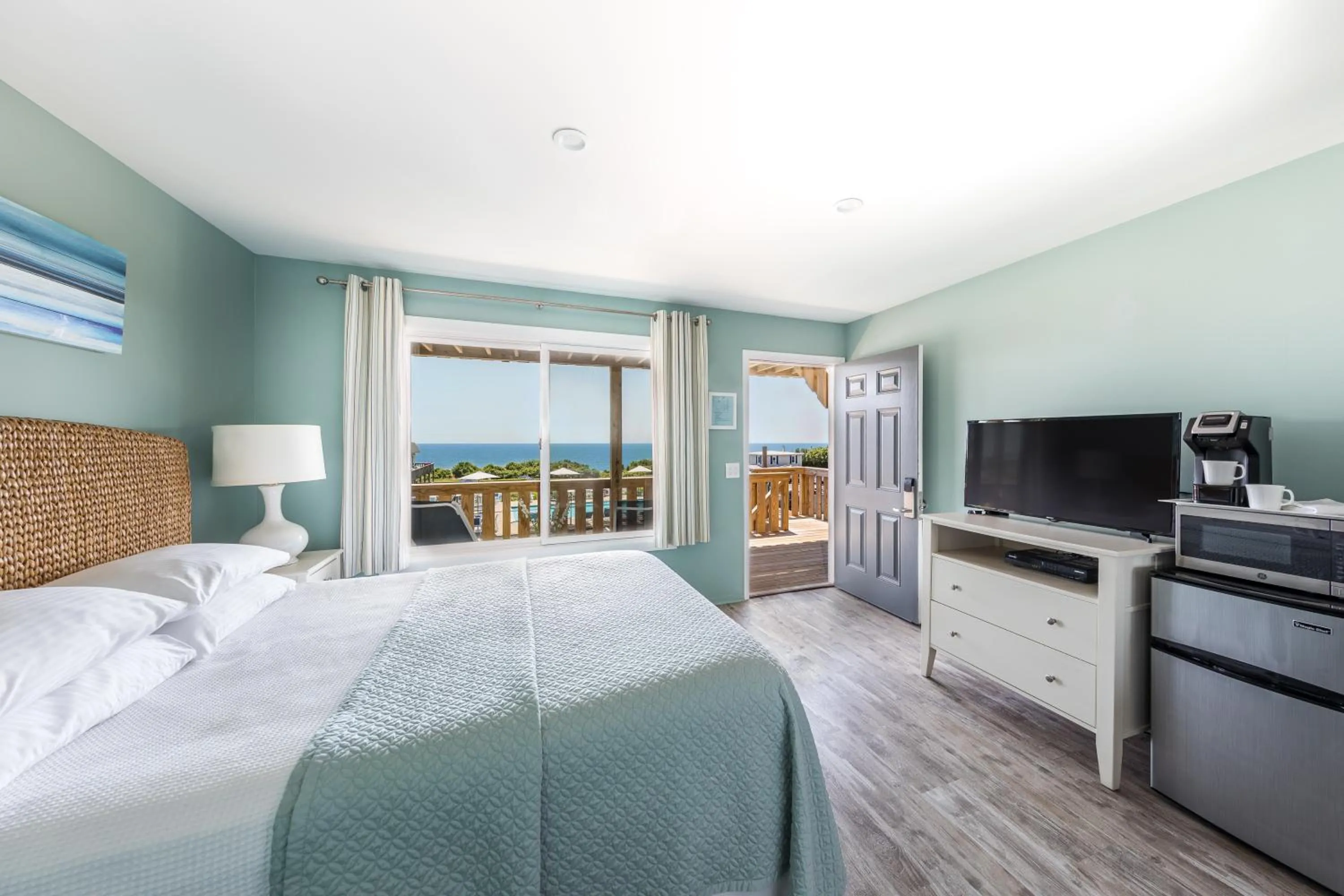 TV and multimedia, Bed in Hartman's Briney Breezes Beach Resort