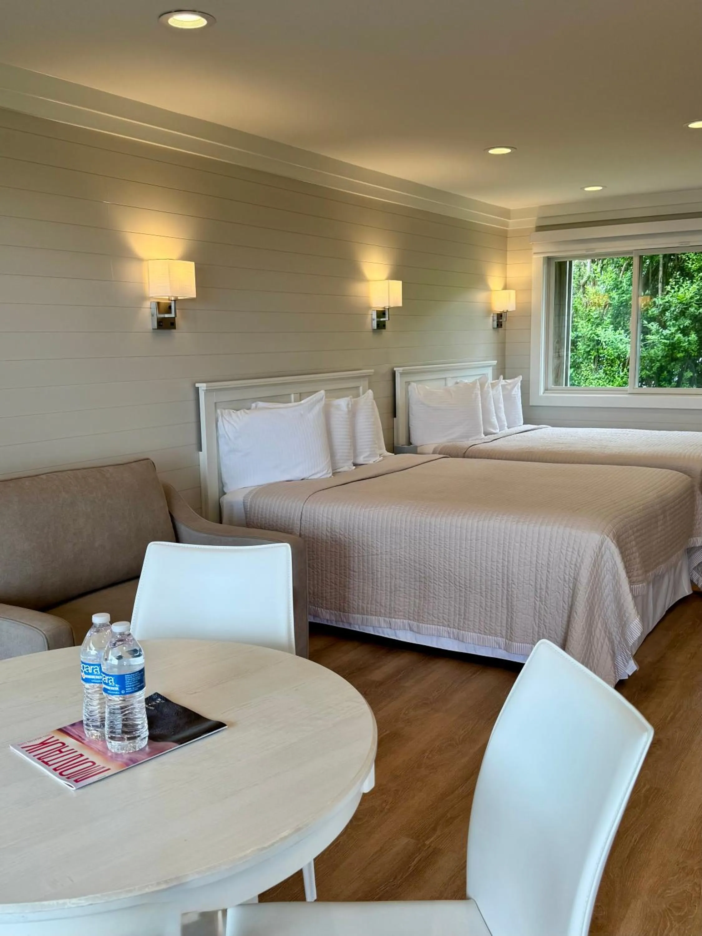 Seating area, Bed in Hartman's Briney Breezes Beach Resort