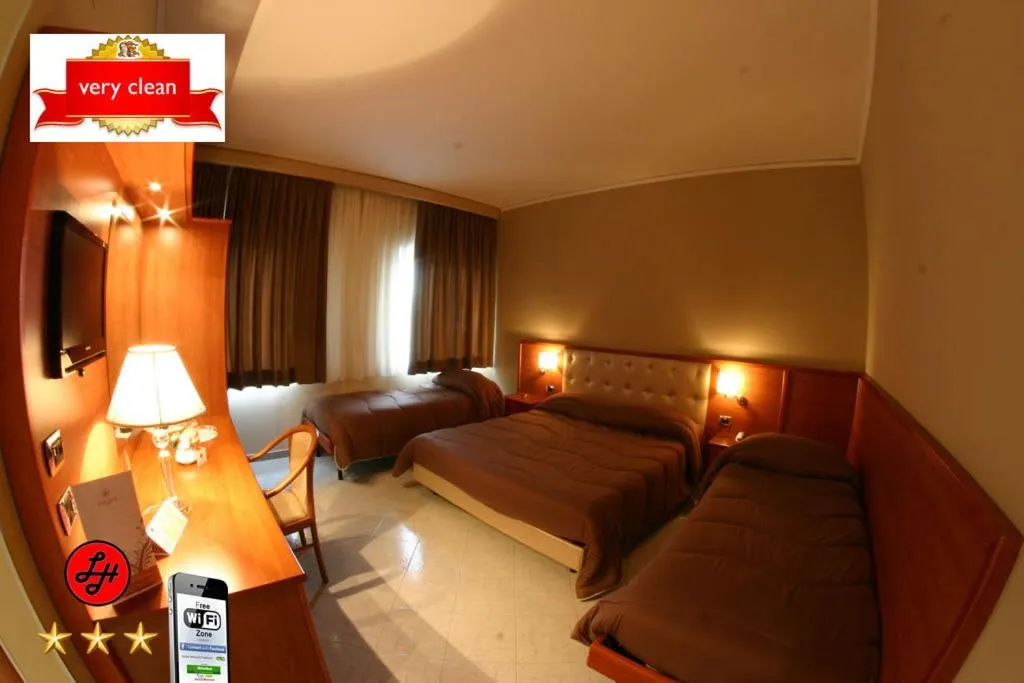 Bedroom, Bed in Hotel Luxor