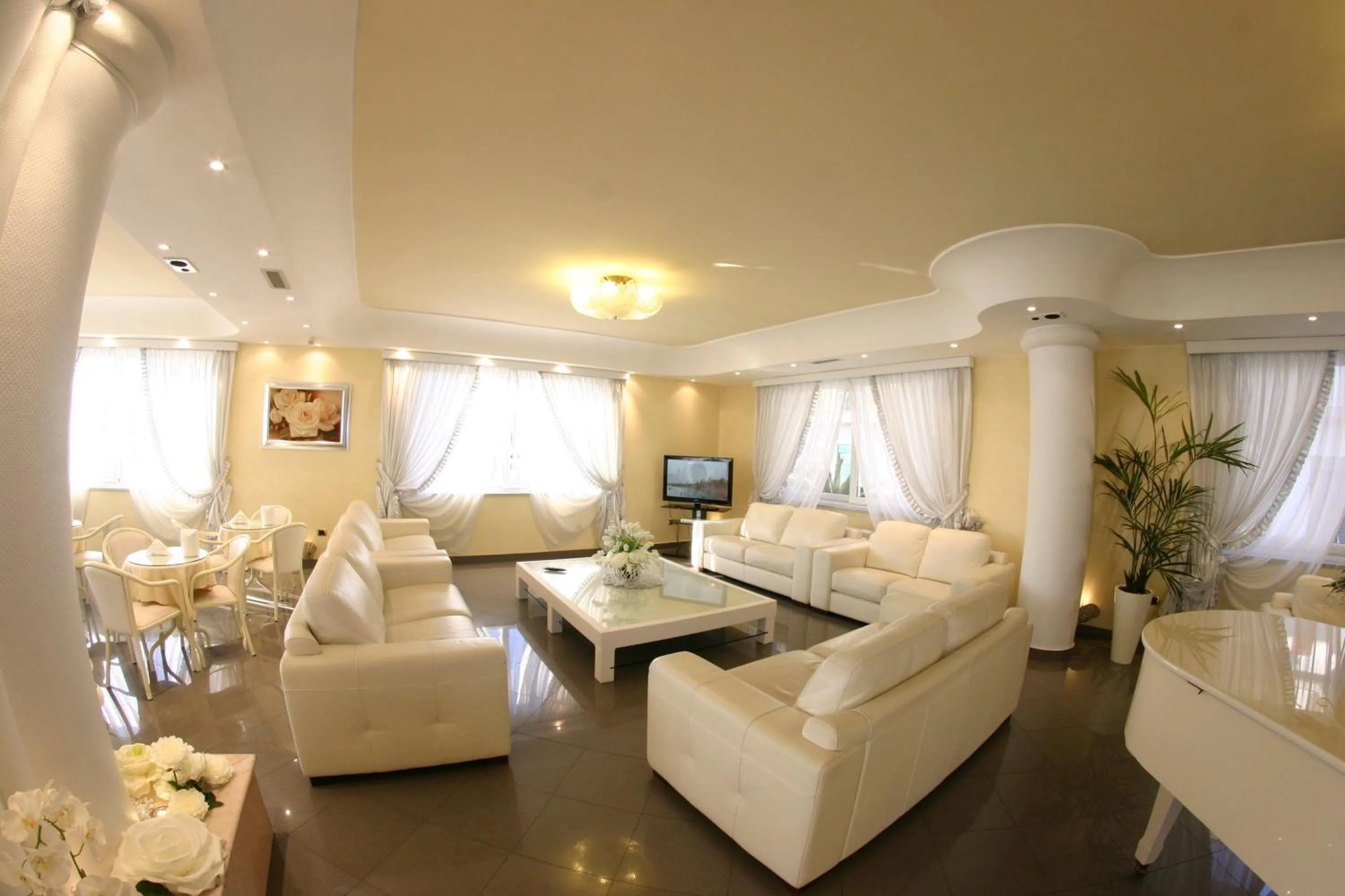 Communal lounge/ TV room in Hotel Luxor