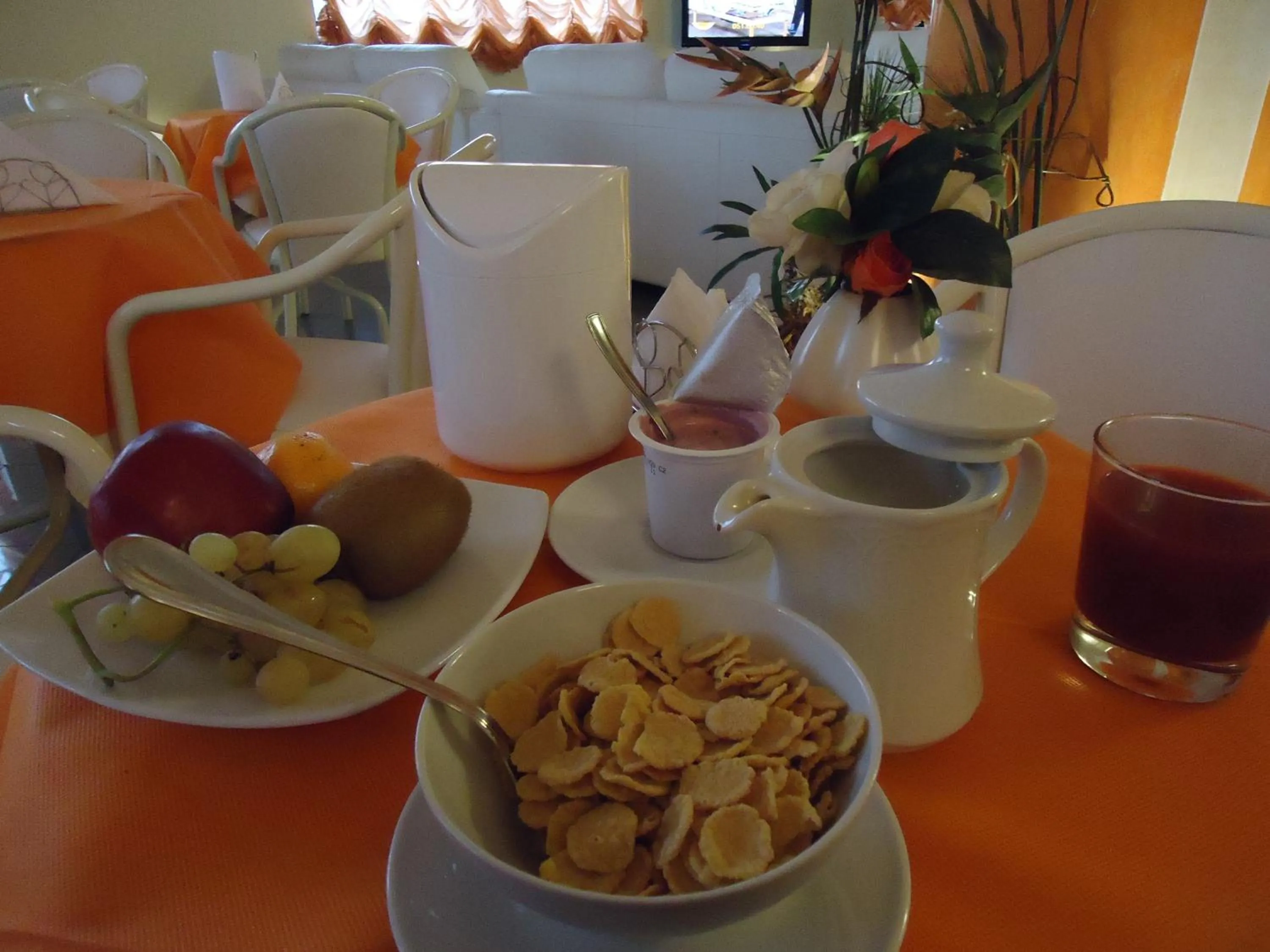 Communal lounge/ TV room in Hotel Luxor