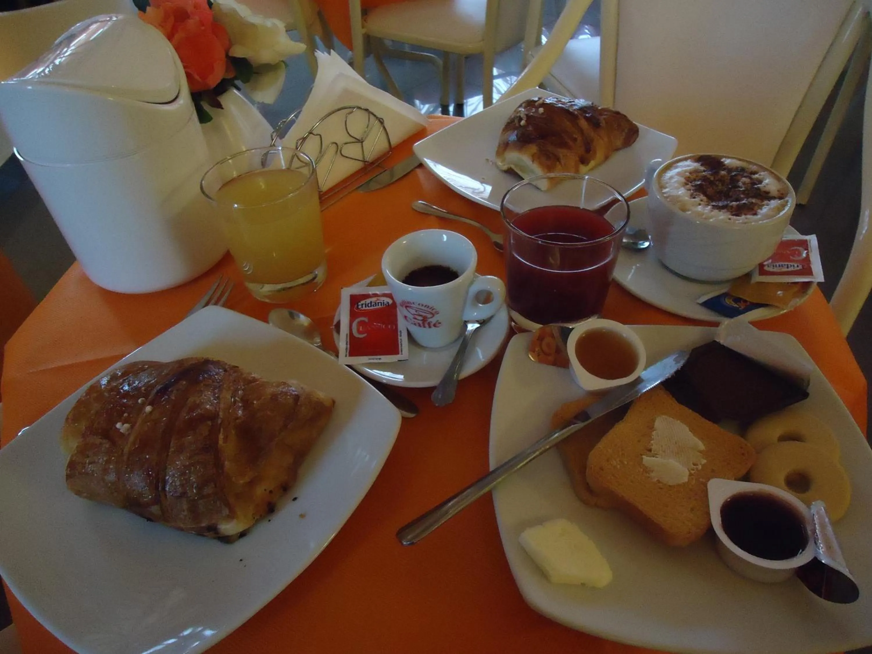 Communal lounge/ TV room in Hotel Luxor