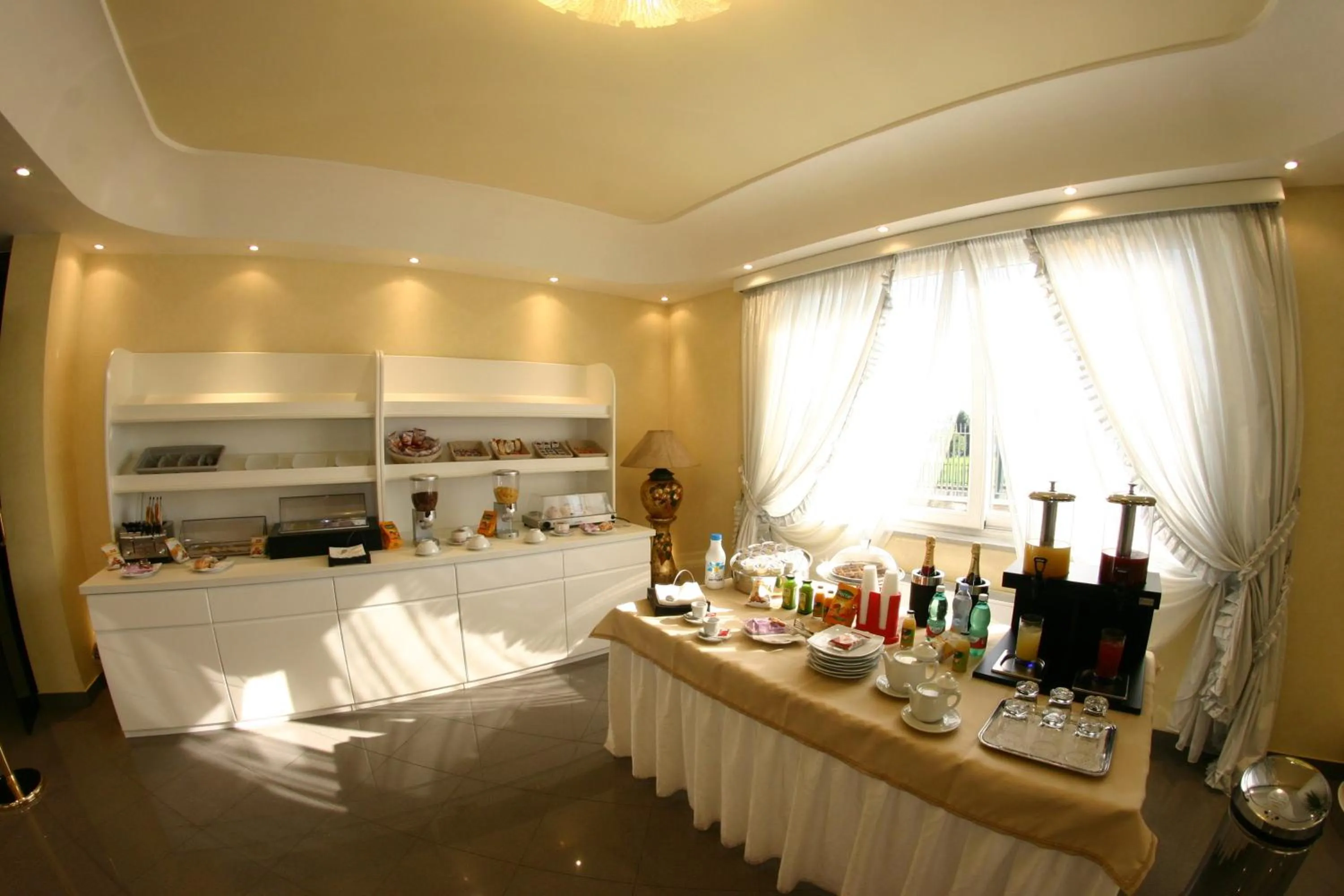 Lounge or bar, Bed in Hotel Luxor