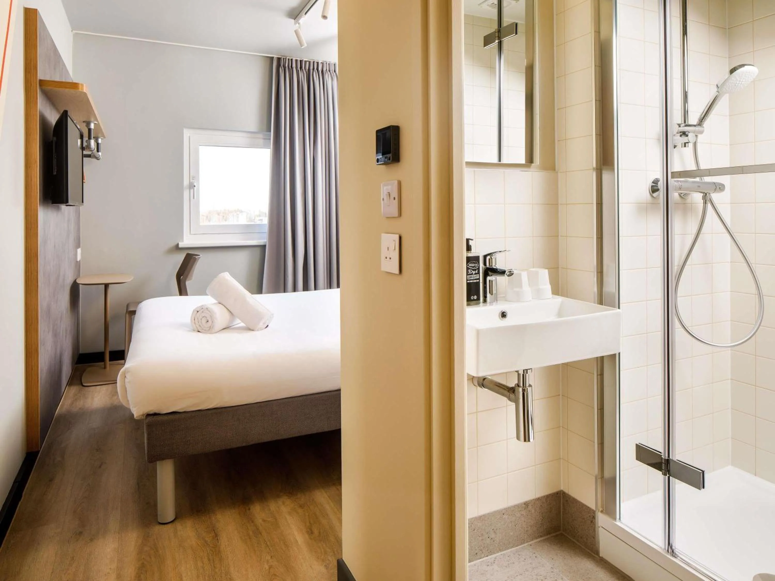 Bedroom, Bed in ibis budget Birmingham Centre