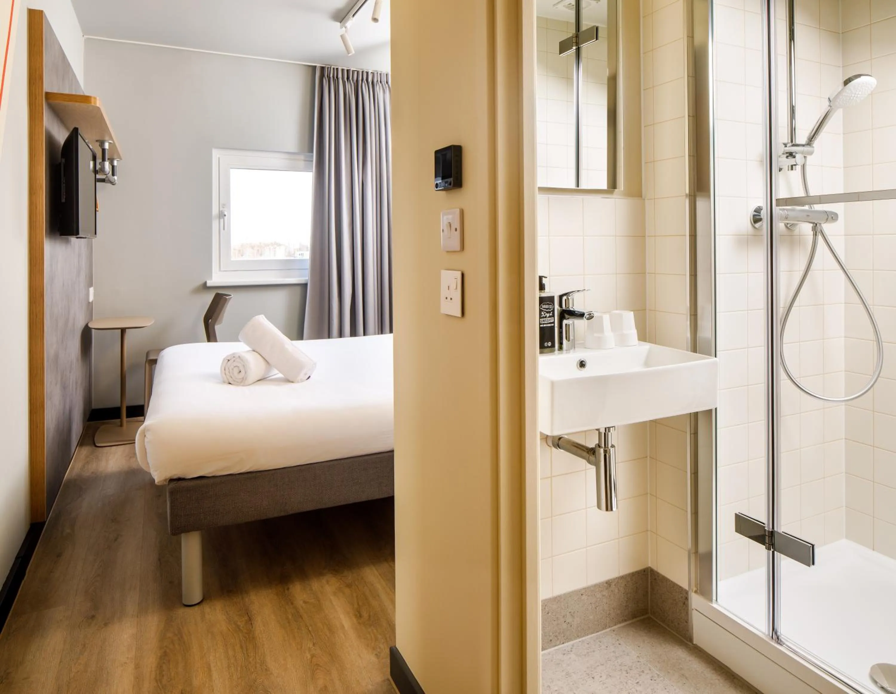 Bedroom, Bed in ibis budget Birmingham Centre