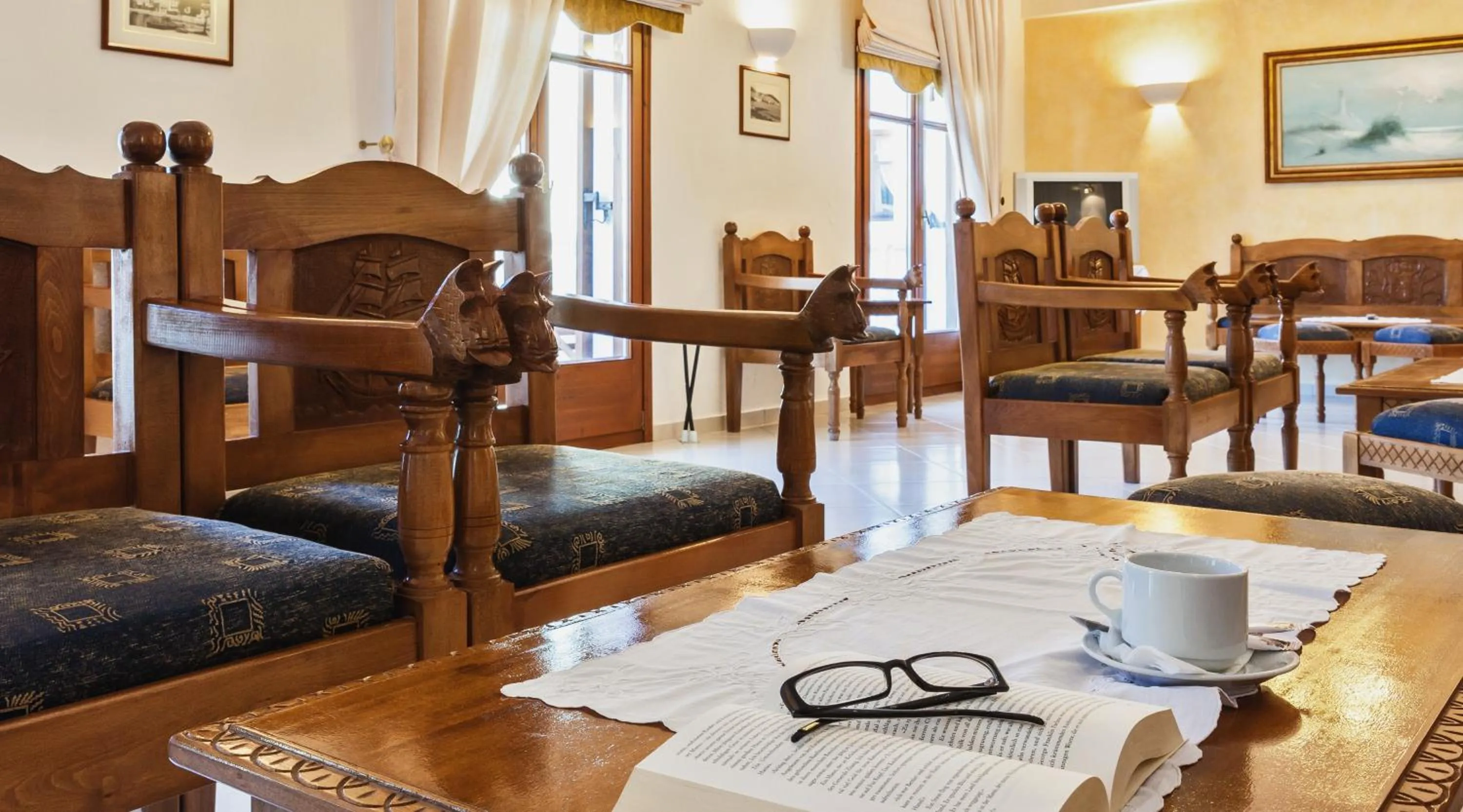 Communal lounge/ TV room in Aeolos Hotel