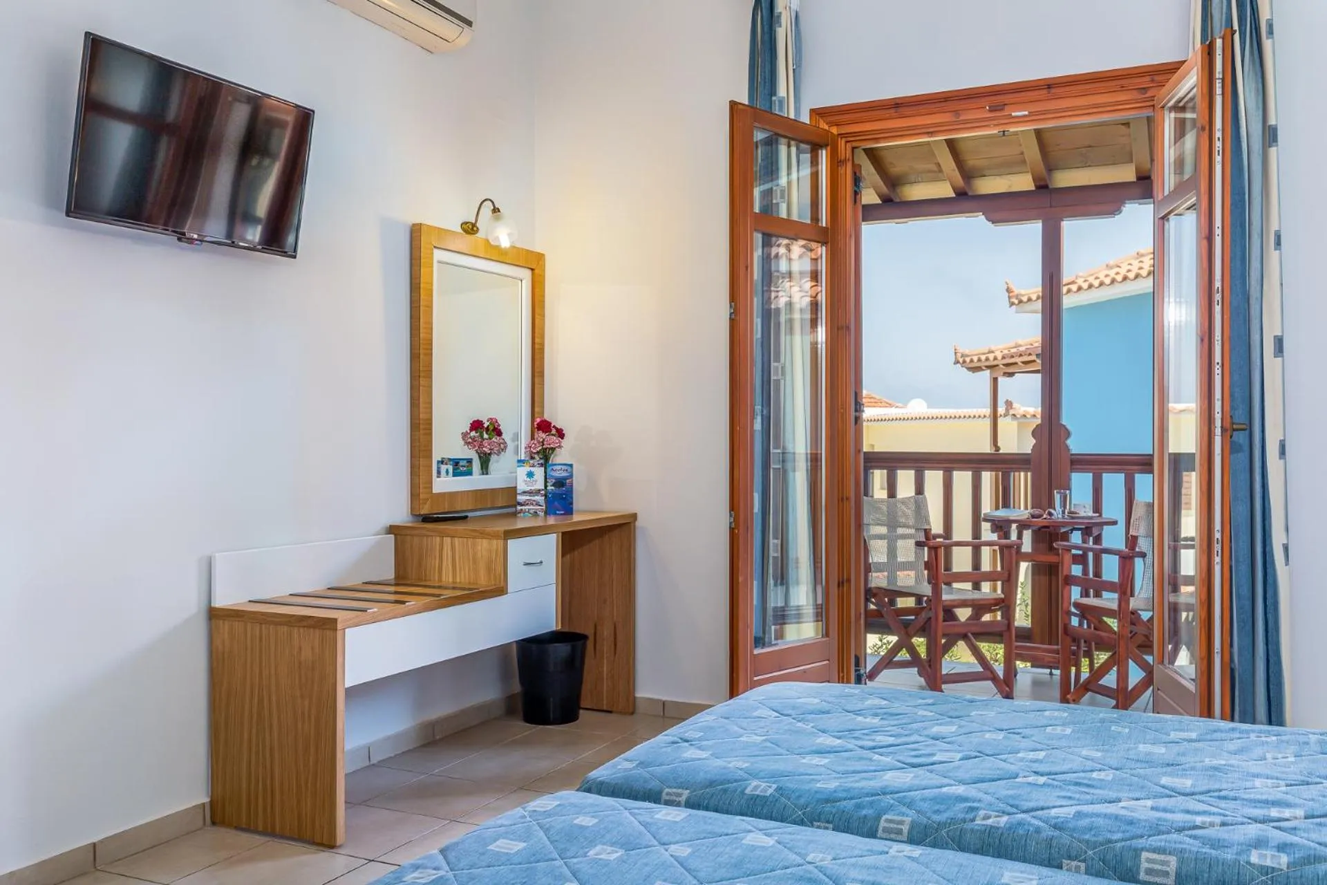 Garden view, Bed in Aeolos Hotel