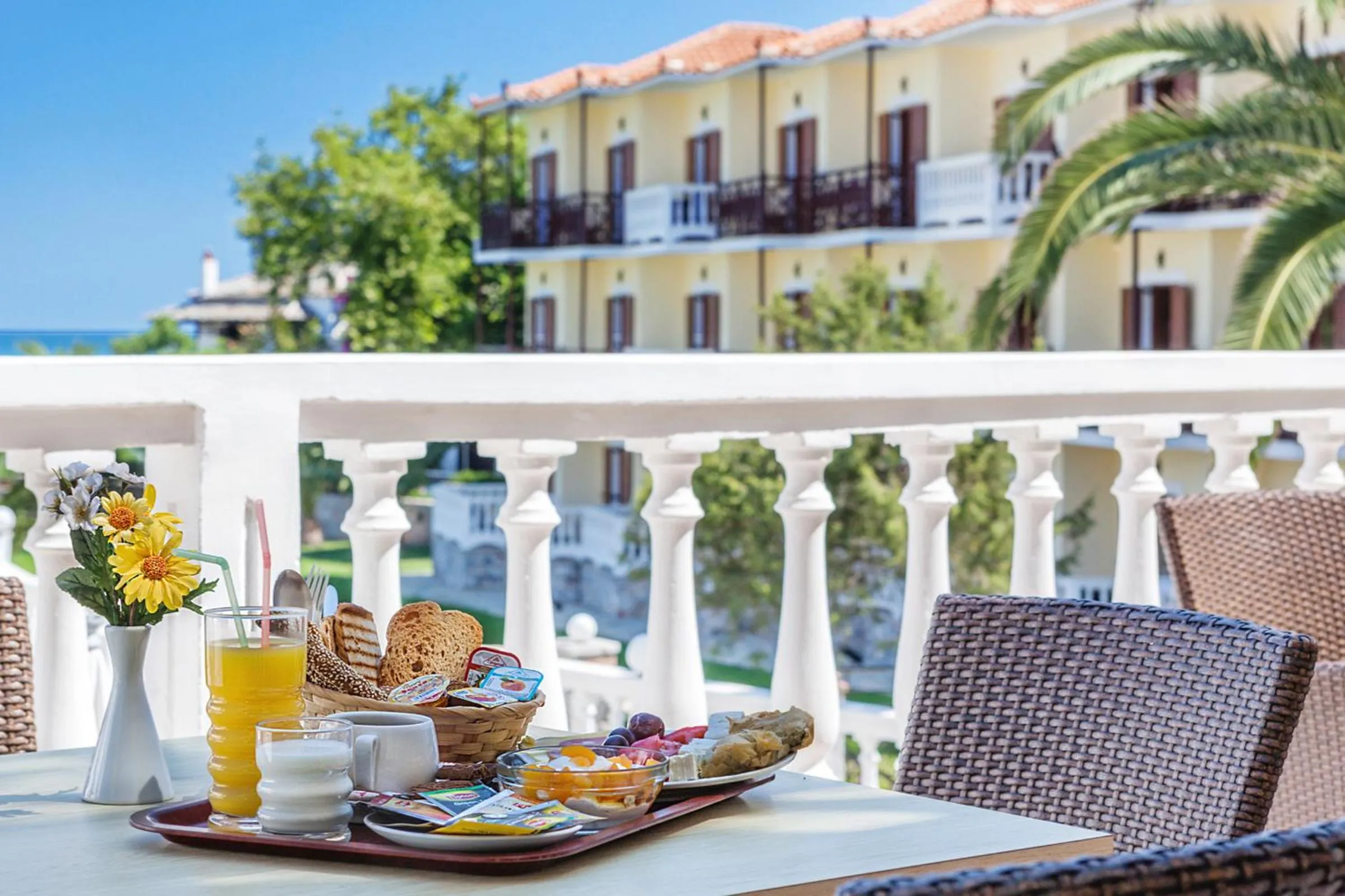 Restaurant/places to eat in Aeolos Hotel