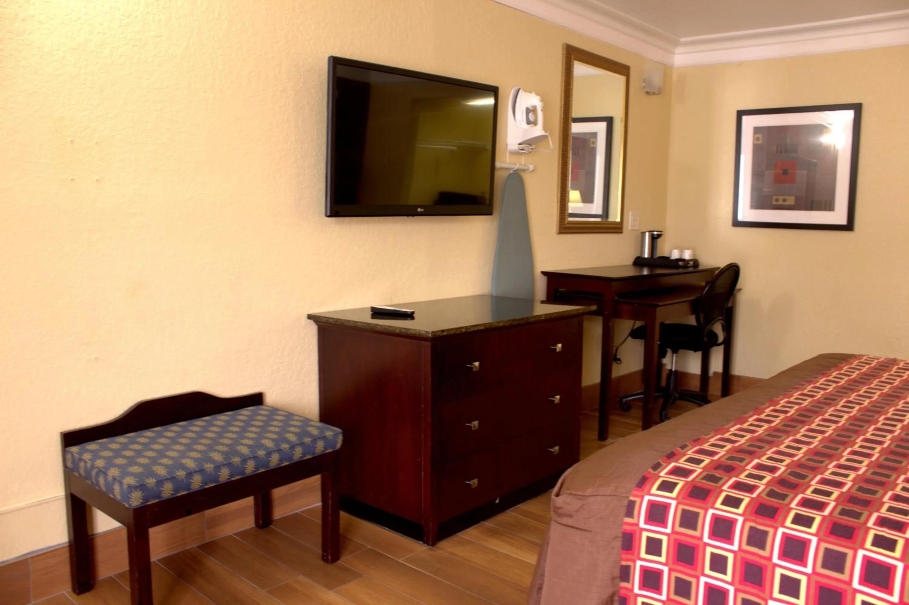 TV and multimedia in Polynesian Inn