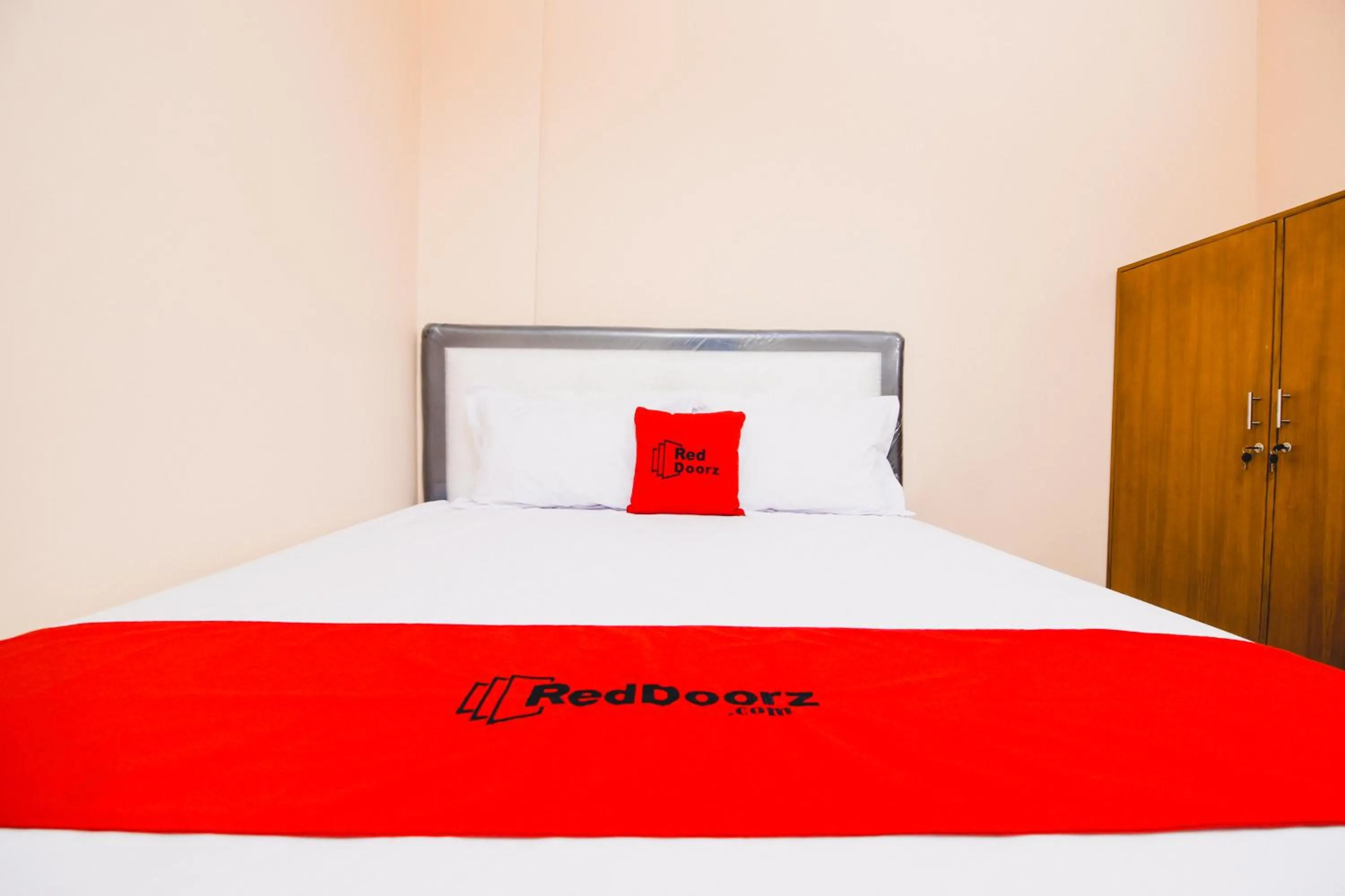 Bedroom, Bed in RedDoorz Plus @ Pogung Raya