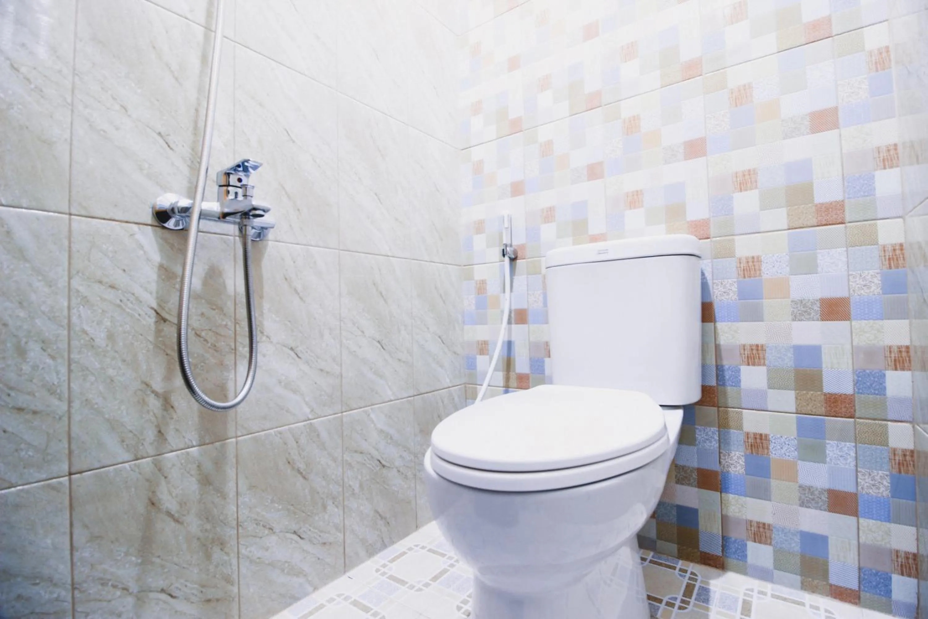 Shower in RedDoorz Plus @ Pogung Raya