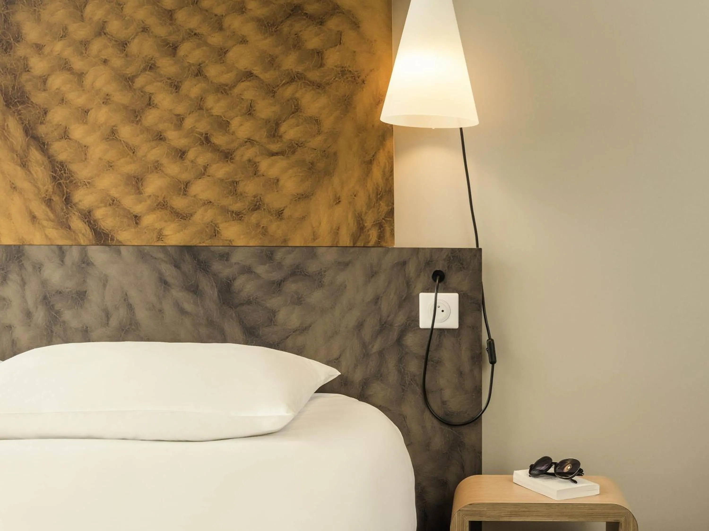 Bedroom, Bed in ibis Troyes Centre