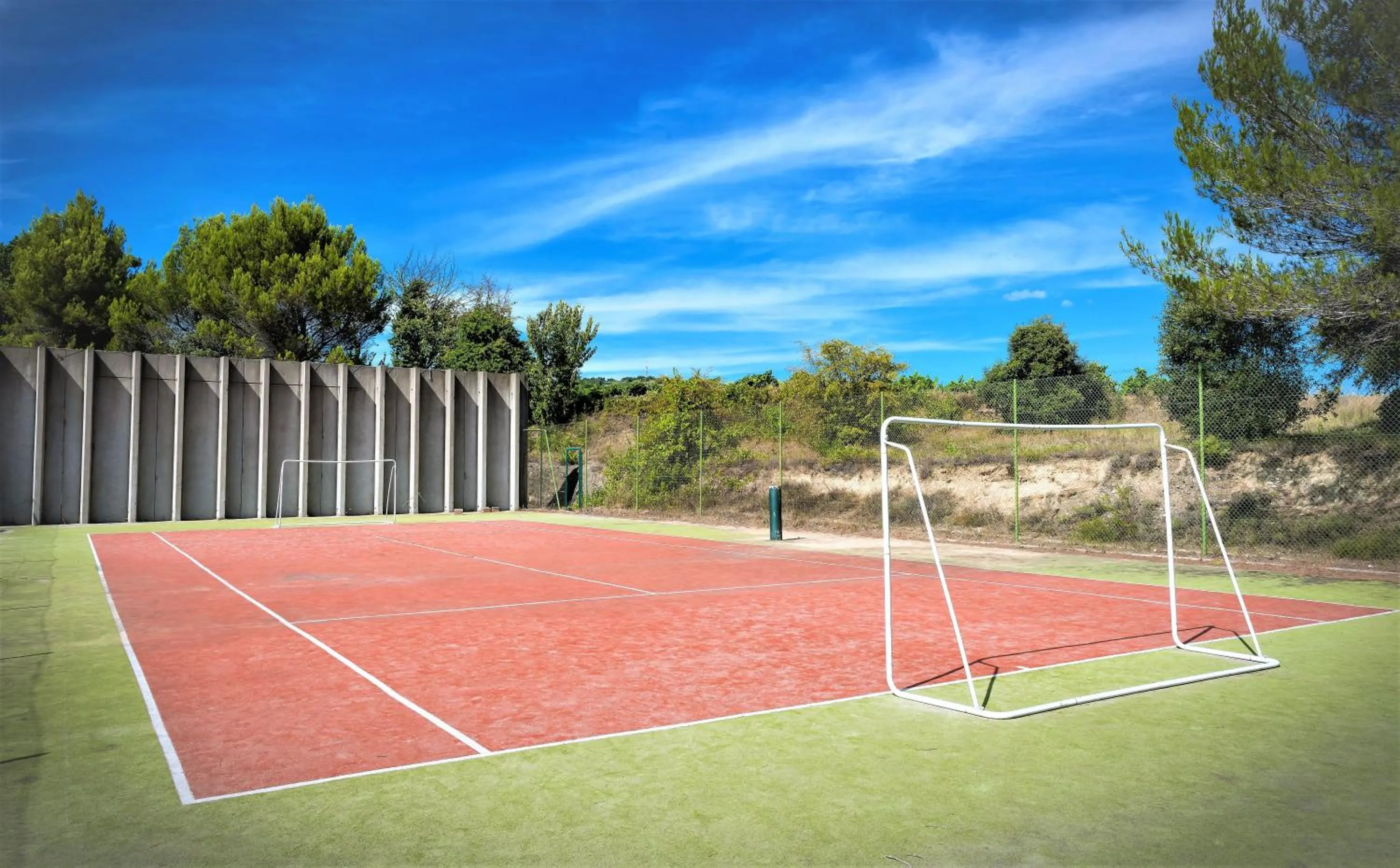 Tennis court in Village vacances Le Hameau des Oliviers
