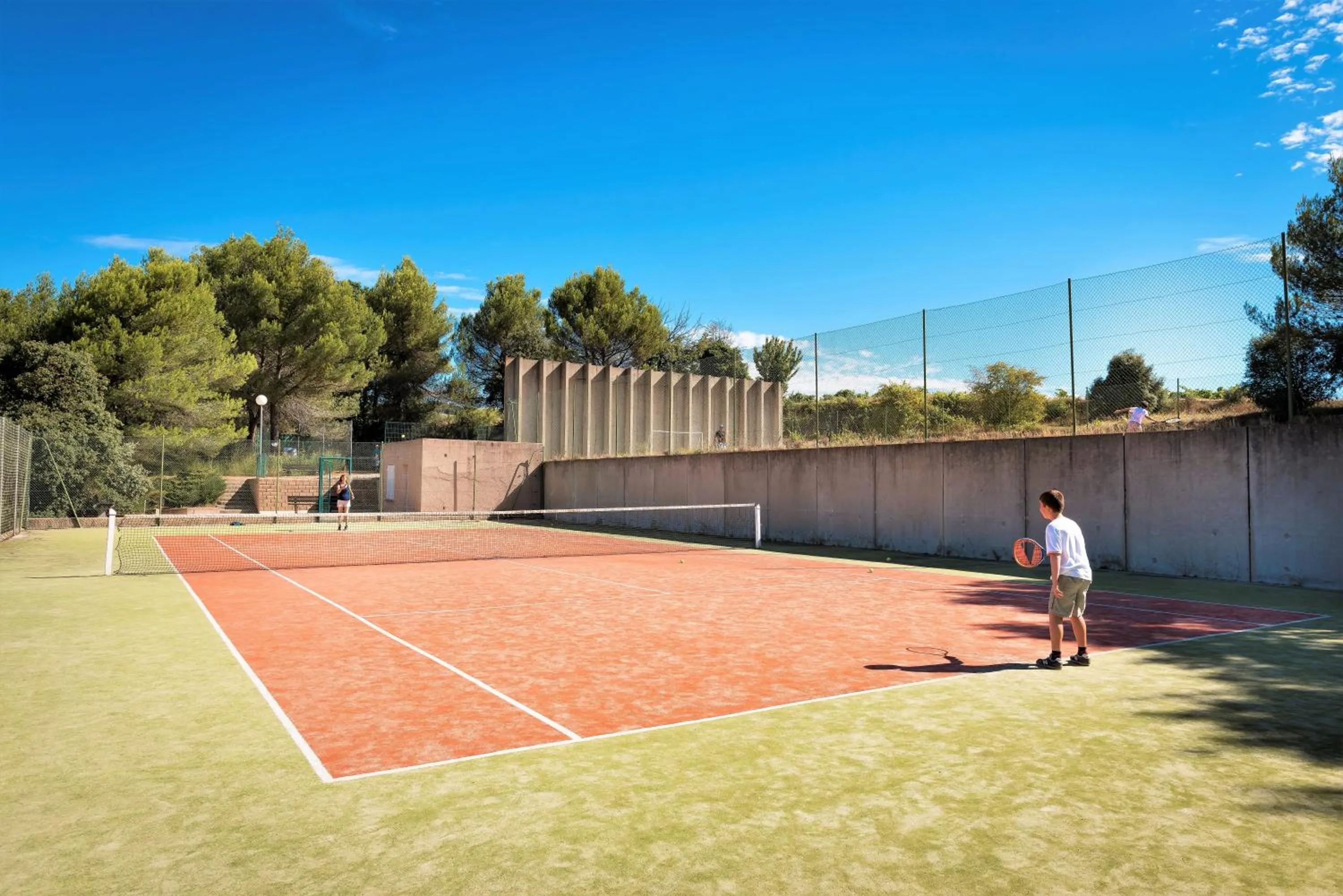 Tennis court in Village vacances Le Hameau des Oliviers