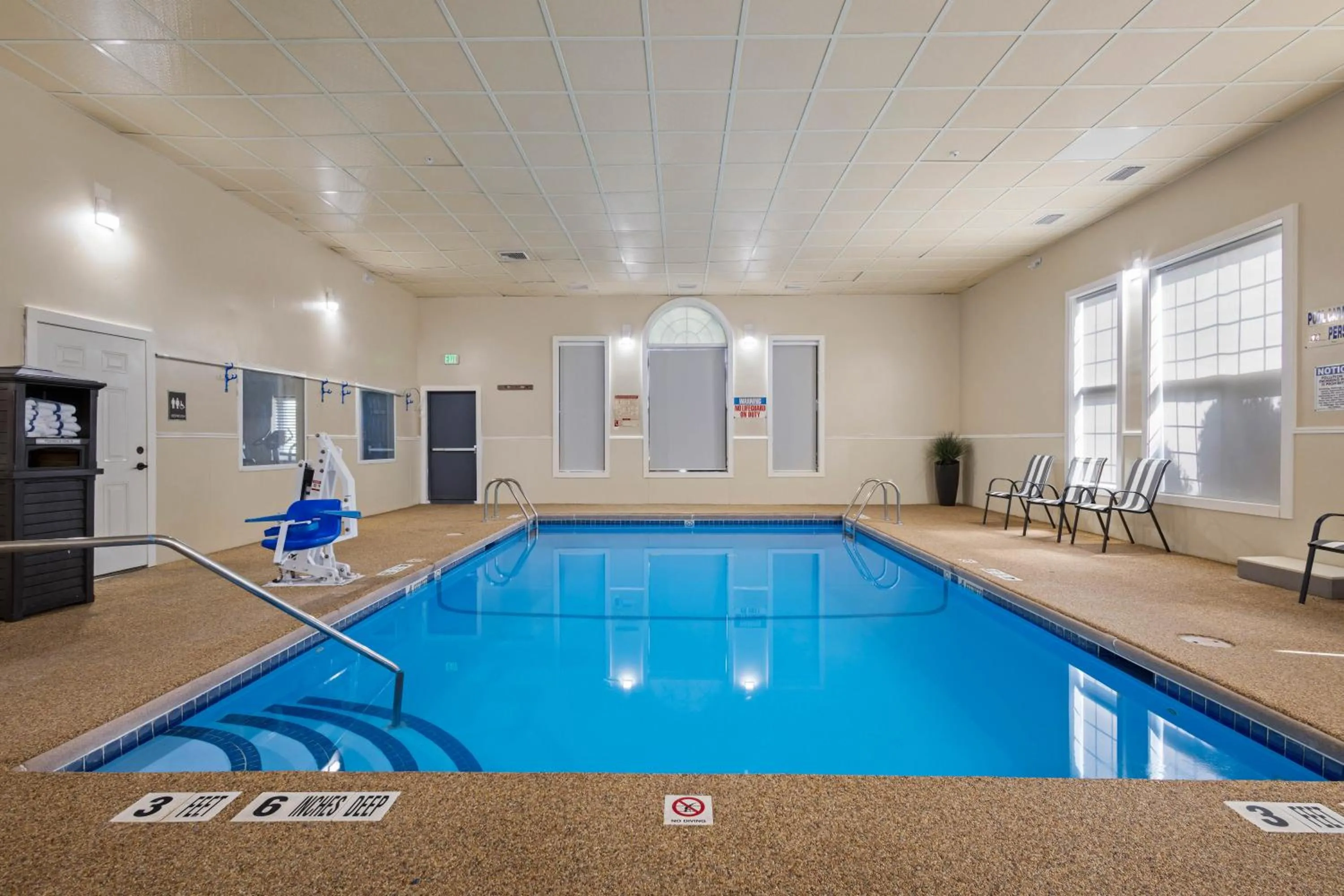 Swimming pool in Best Western Crown Inn & Suites - Batavia