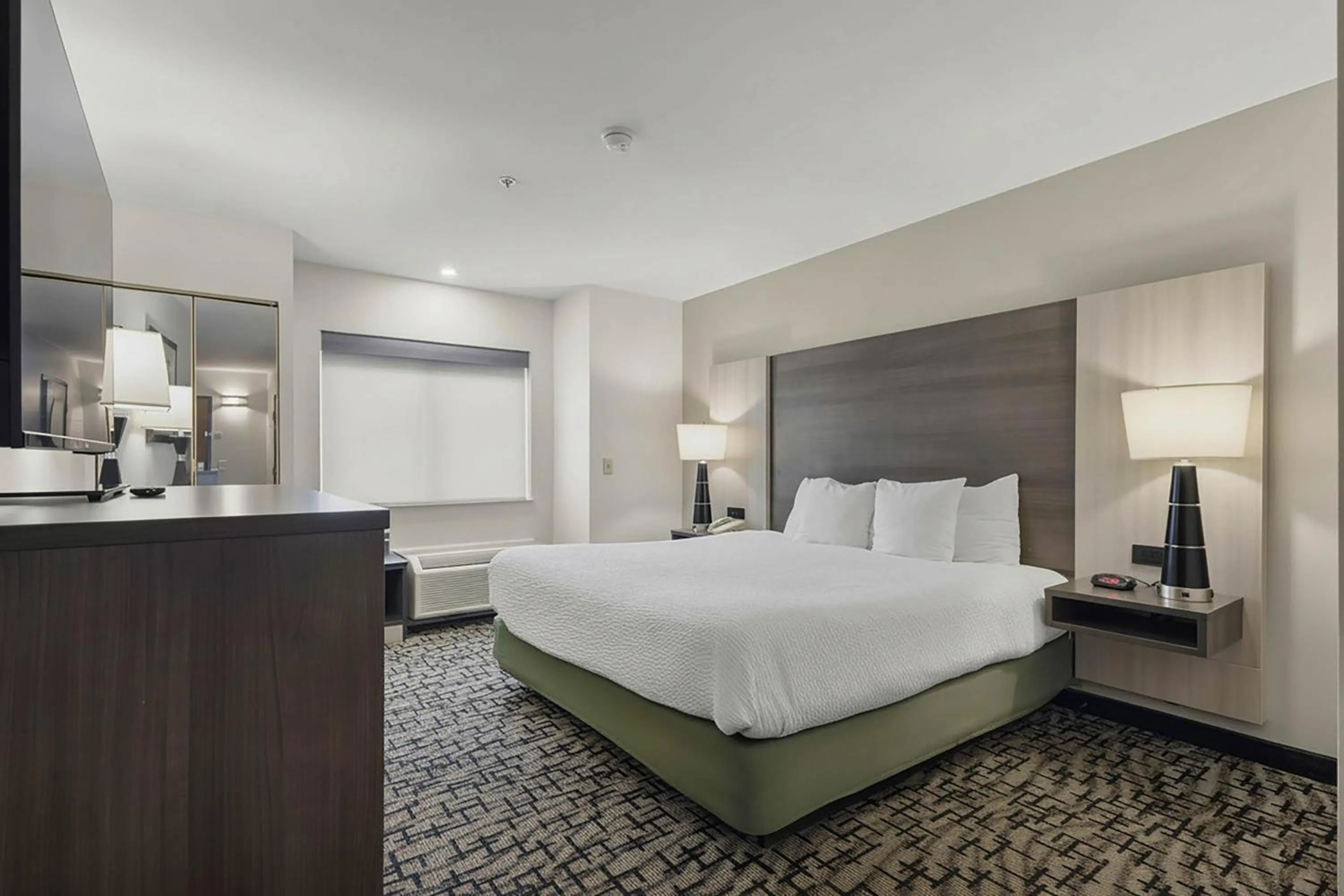 Bedroom, Bed in Best Western Crown Inn & Suites - Batavia