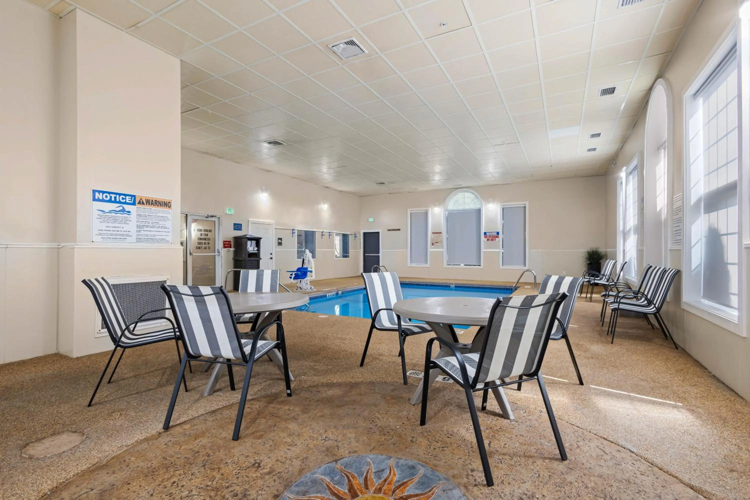 Swimming pool in Best Western Crown Inn & Suites - Batavia