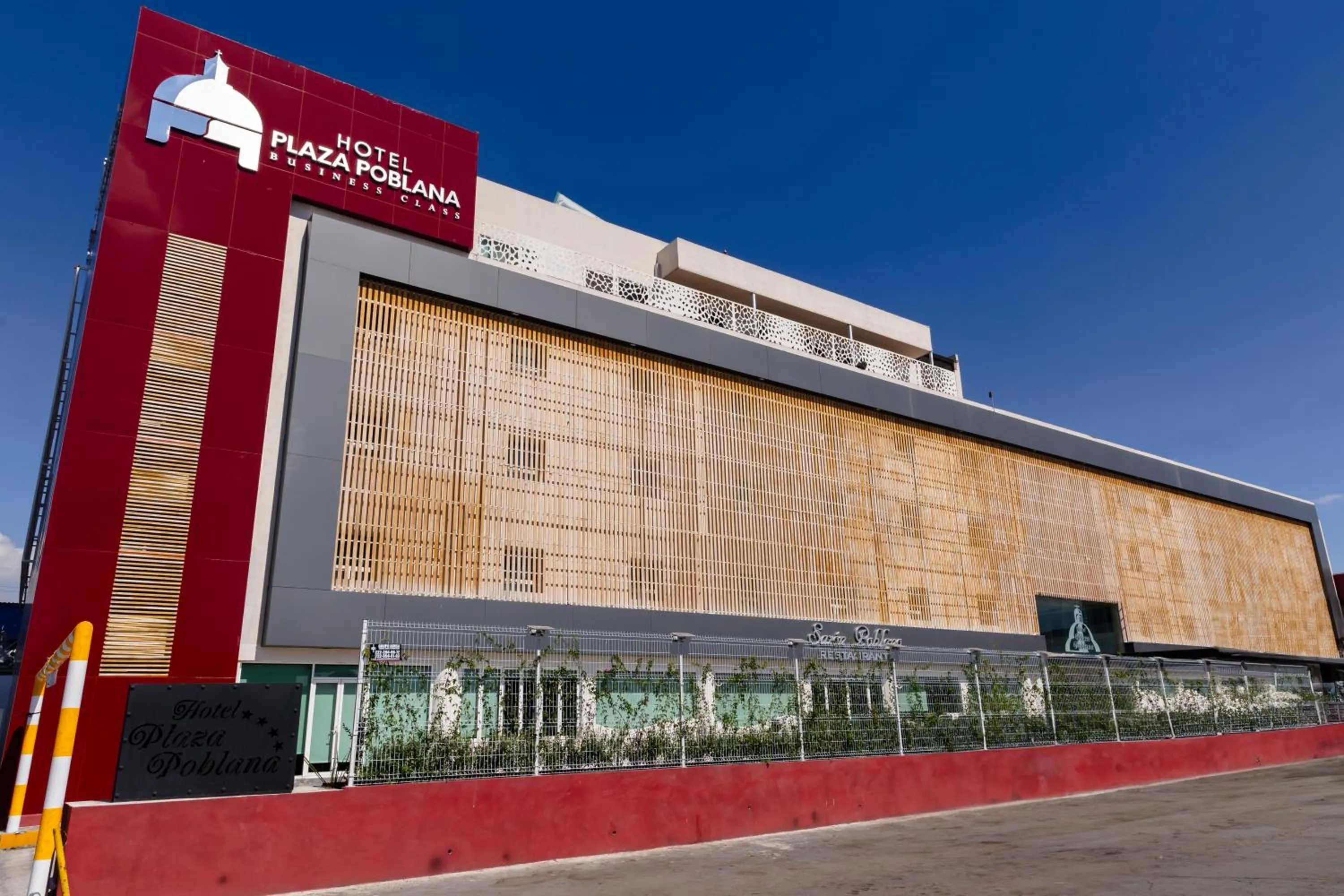 Facade/entrance in Plaza Poblana