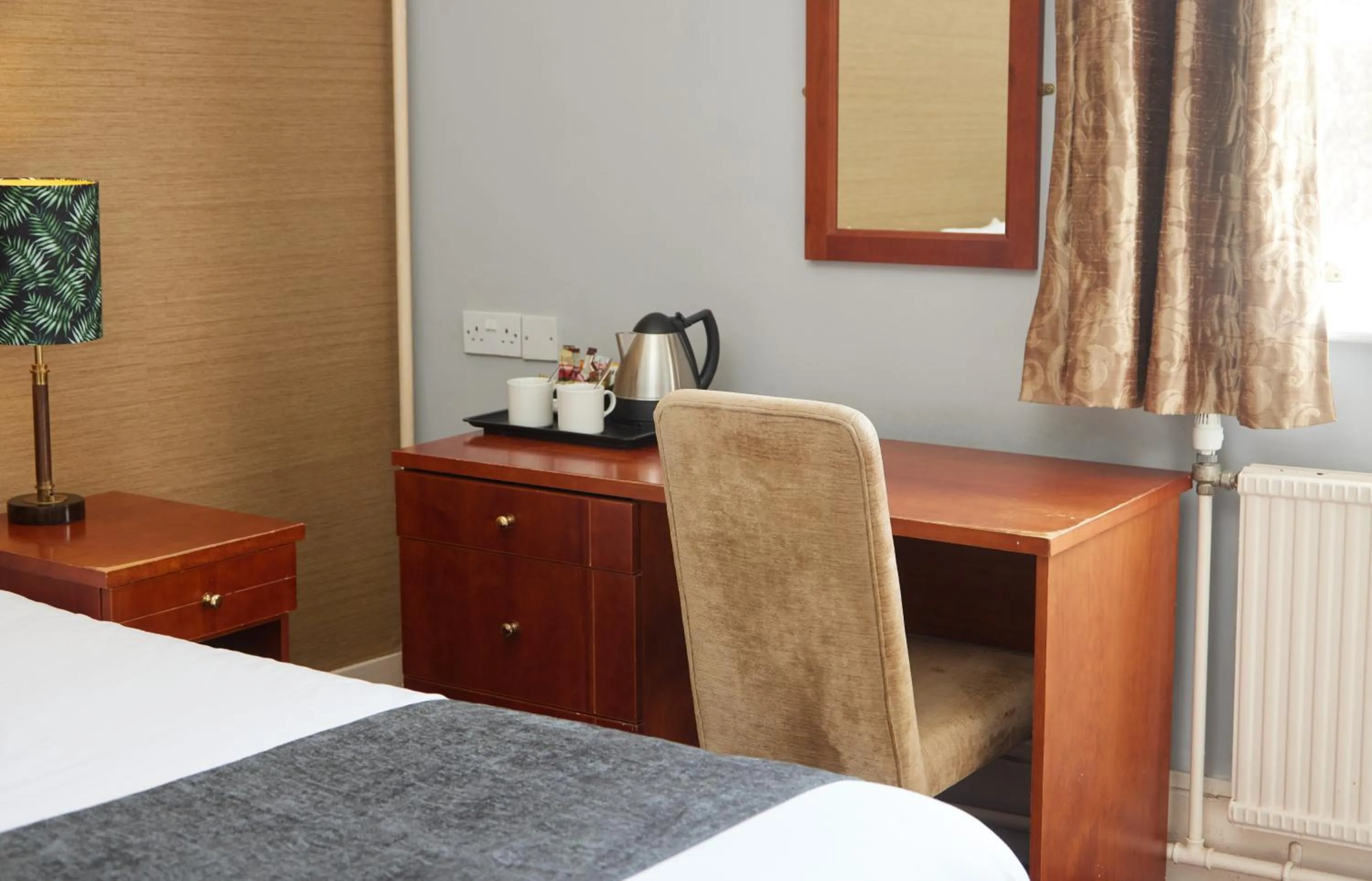 Coffee/tea facilities, Bed in Kings Arms Hotel by Greene King Inns