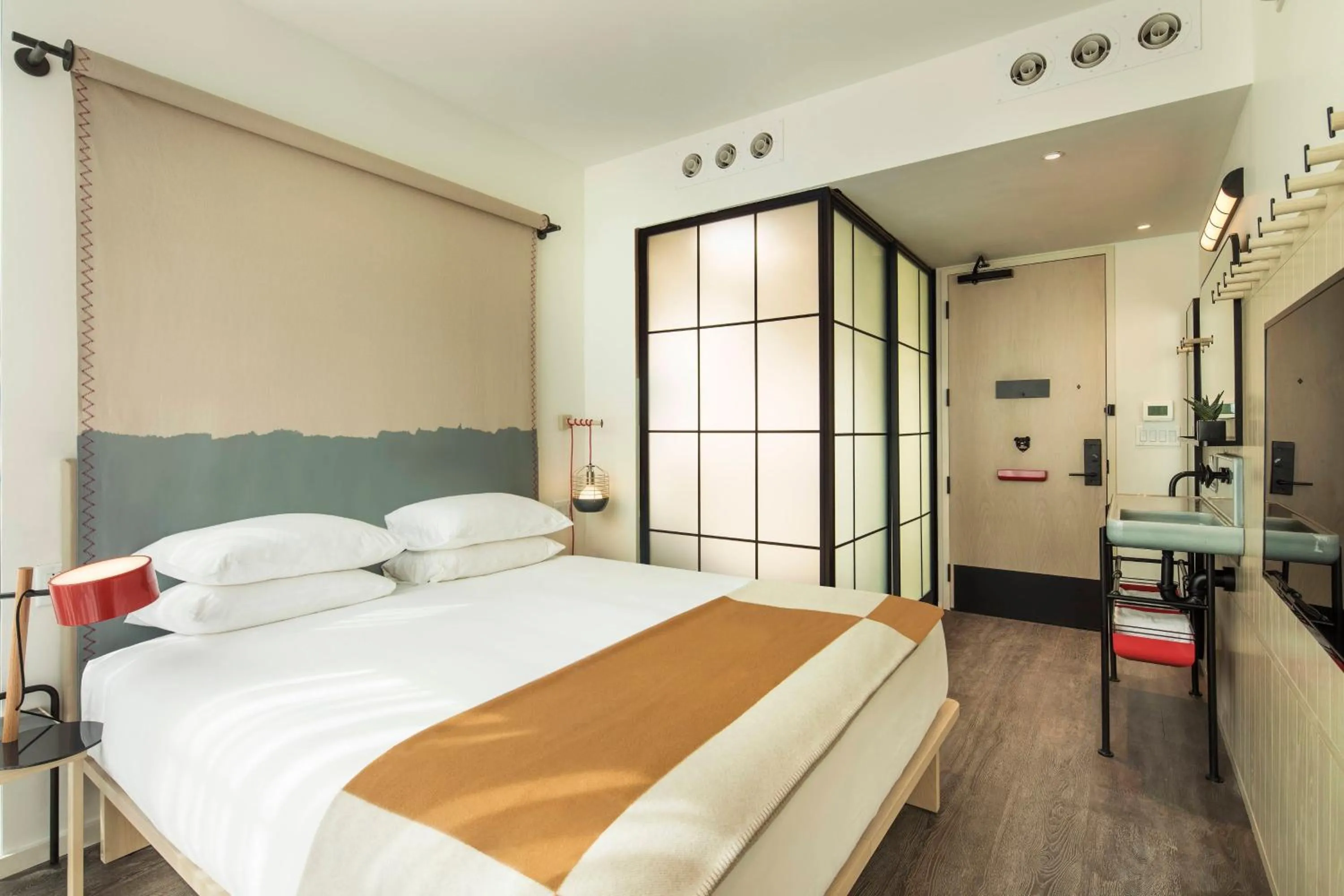 Photo of the whole room, Bed in Moxy NYC Chelsea