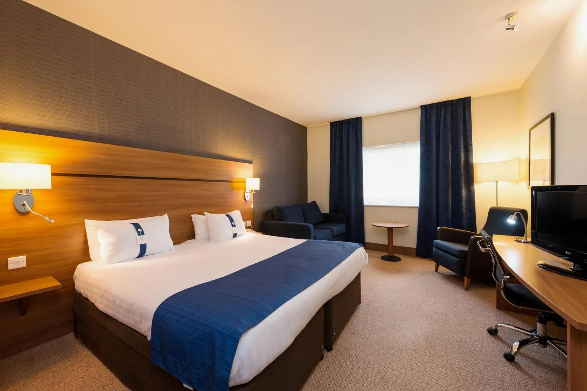 Photo of the whole room, Bed in Holiday Inn Express Shrewsbury by IHG
