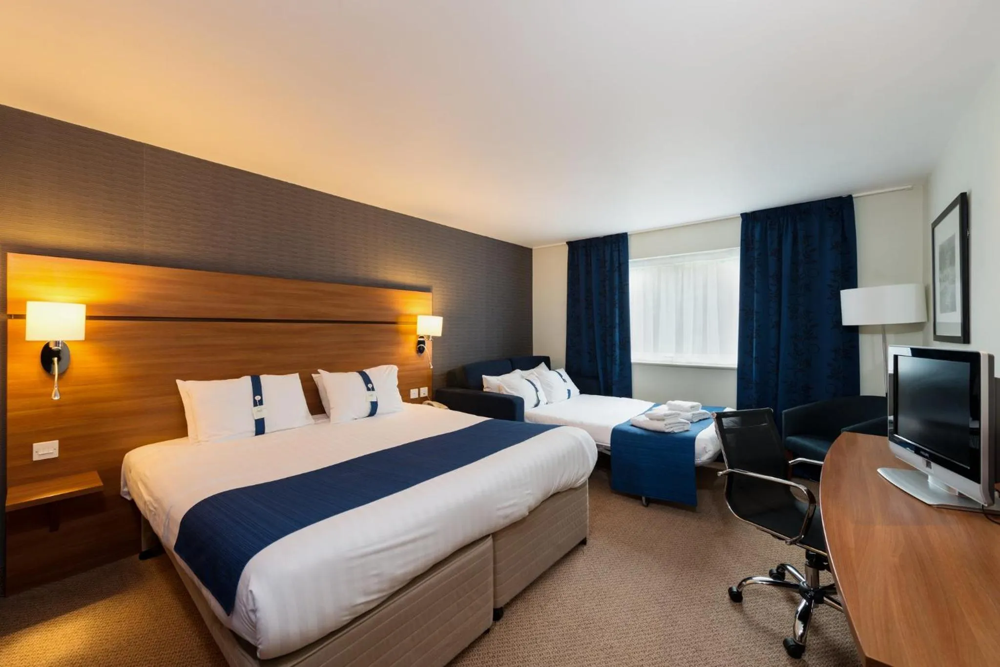 Photo of the whole room, Bed in Holiday Inn Express Shrewsbury by IHG