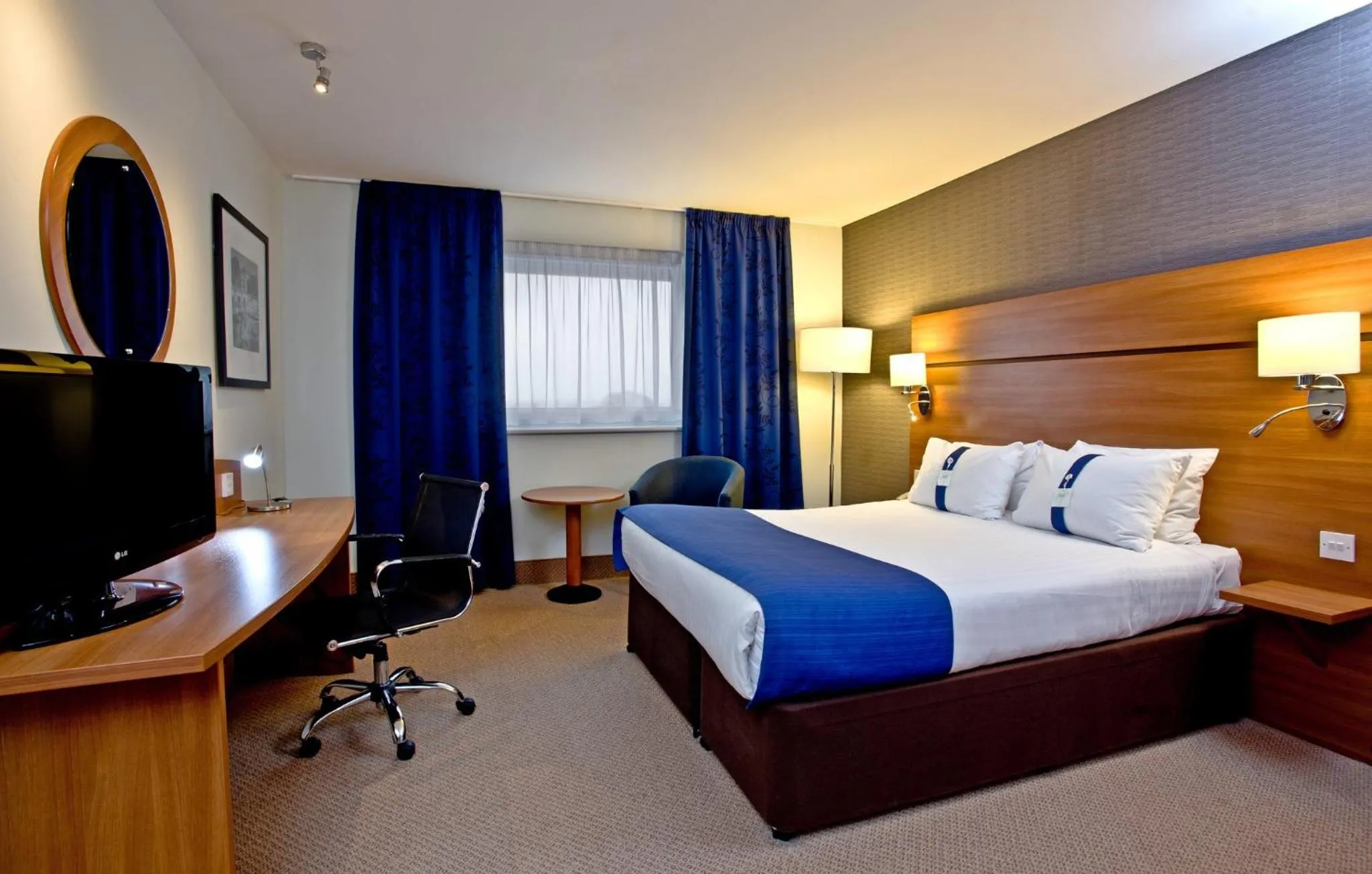 Photo of the whole room, Bed in Holiday Inn Express Shrewsbury by IHG