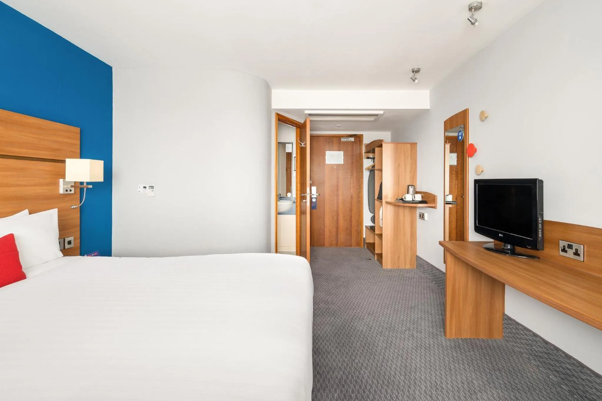 Photo of the whole room, Bed in Holiday Inn Express Shrewsbury by IHG
