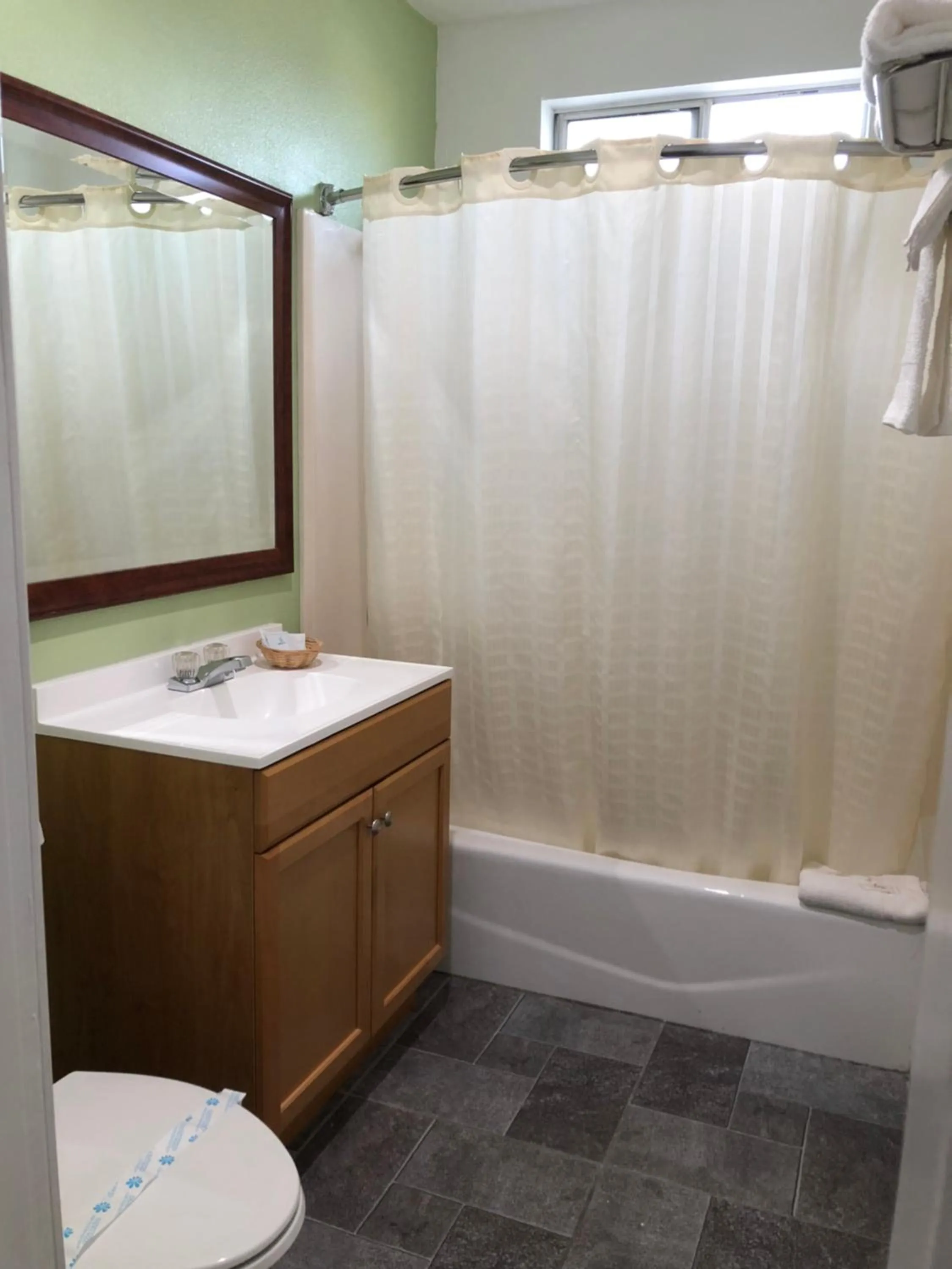 Bathroom in American Inn & Suites LAX Airport