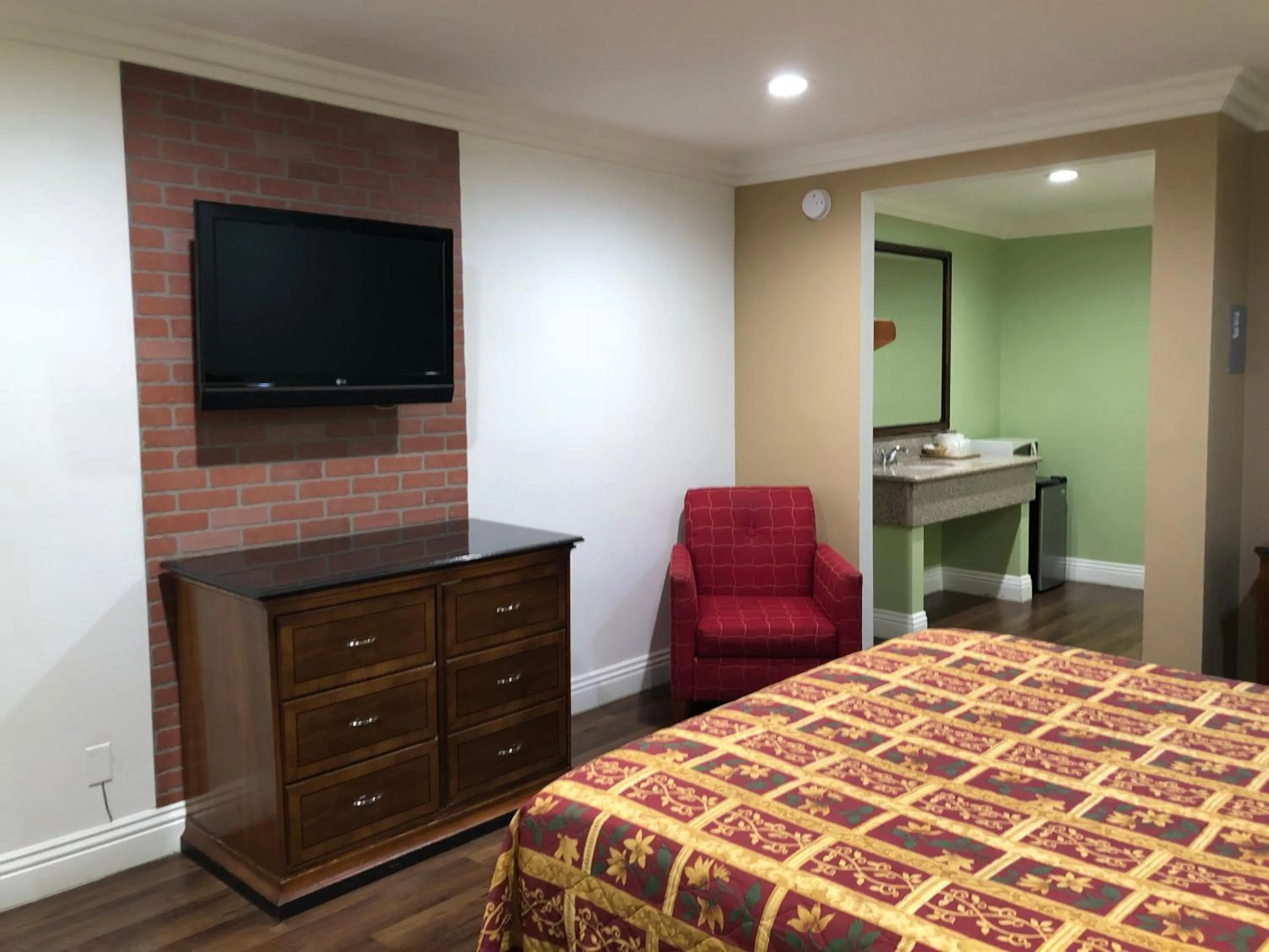 Bedroom in American Inn & Suites LAX Airport