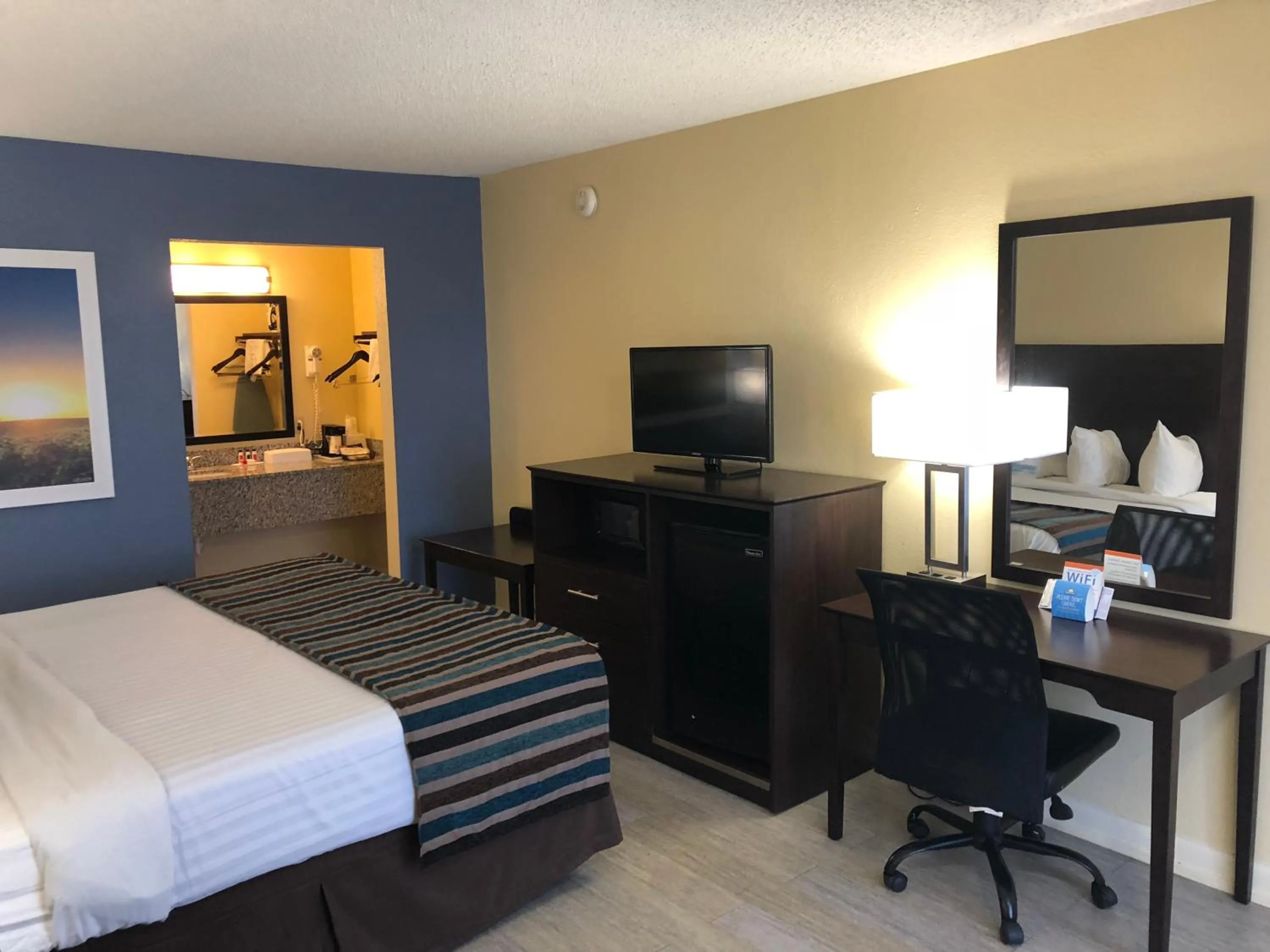 Bedroom, Bed in Days Inn by Wyndham Natchez