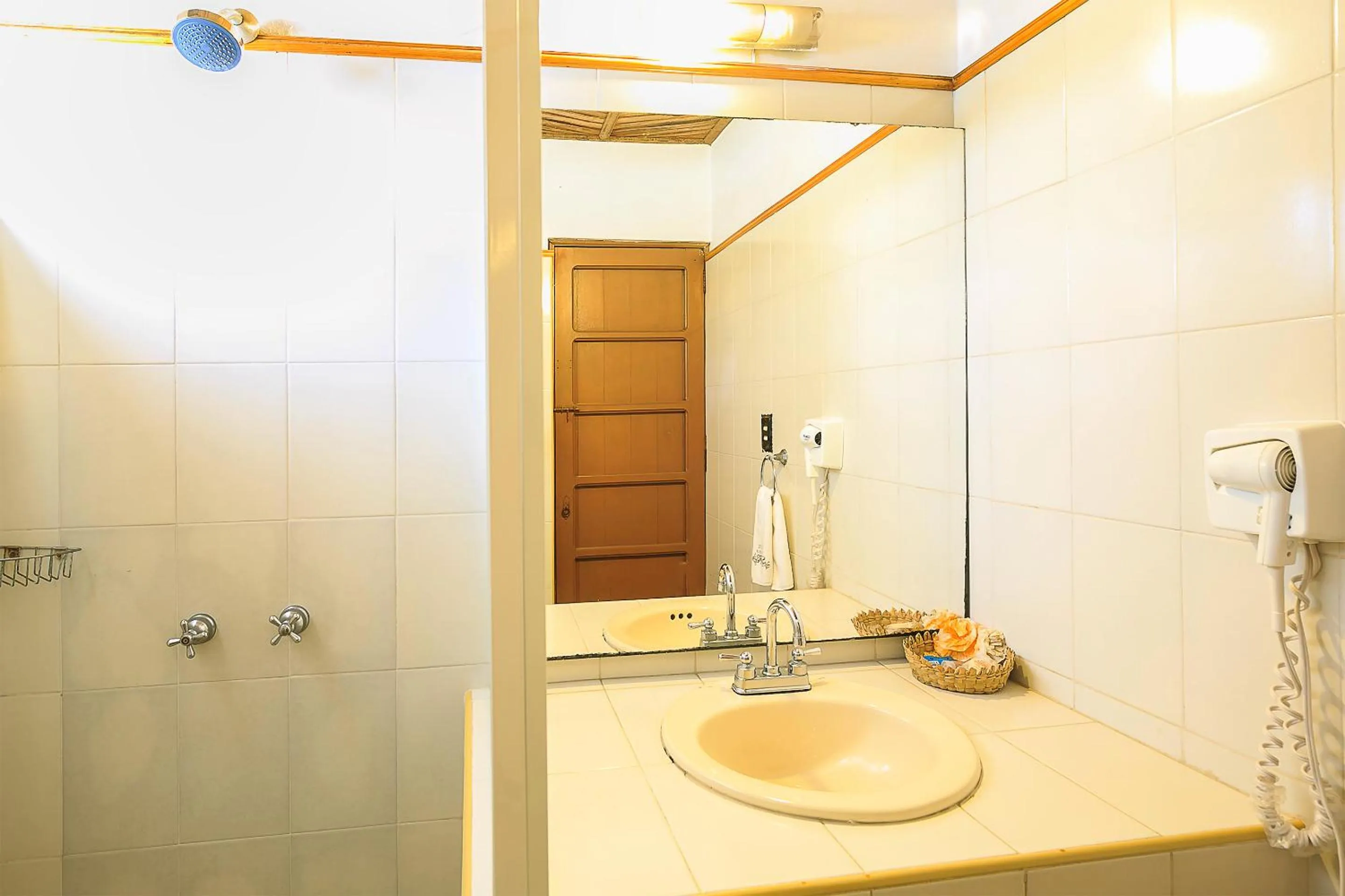 Shower in Hotel Pie de la Sierra