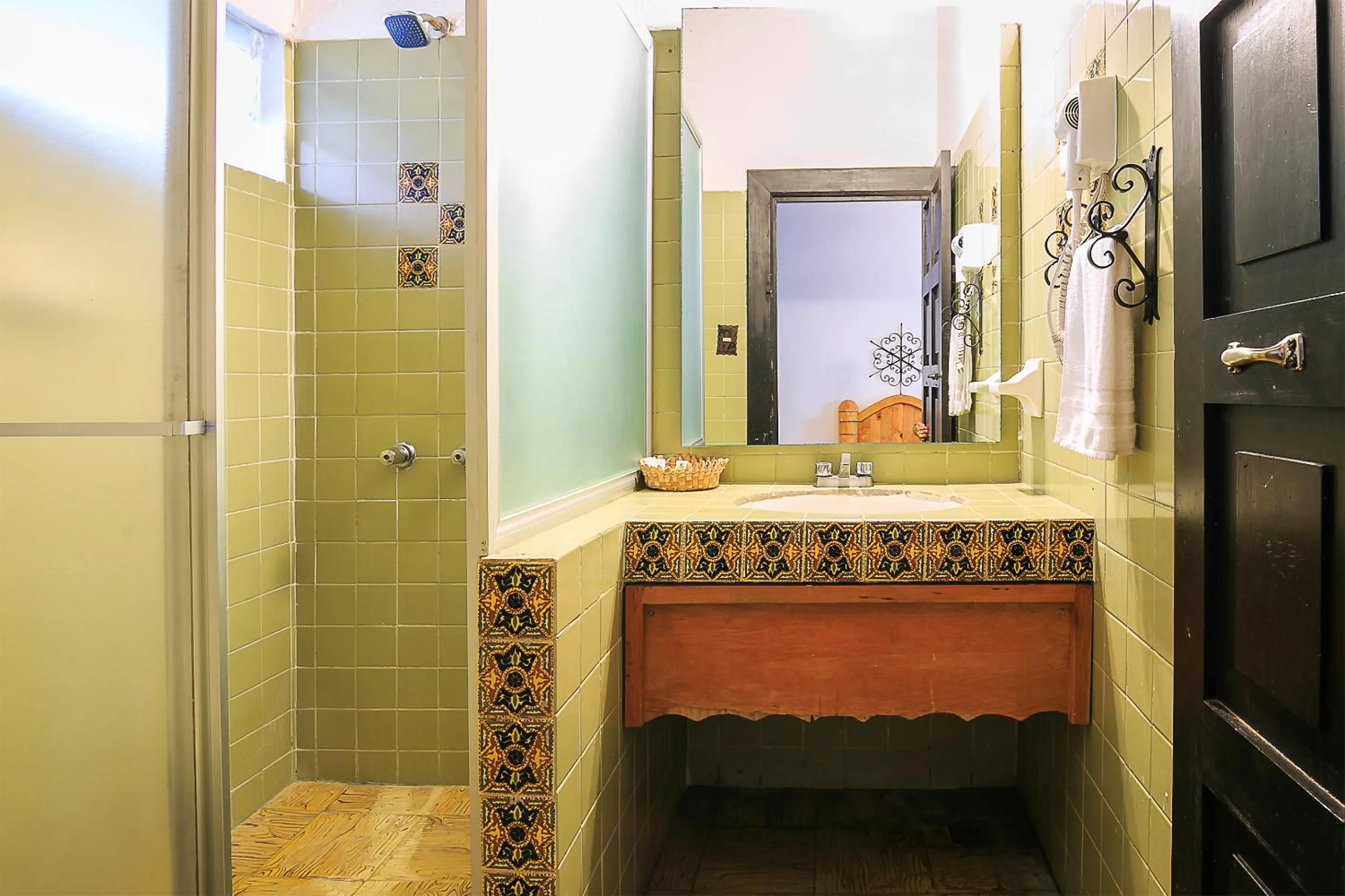 Shower in Hotel Pie de la Sierra