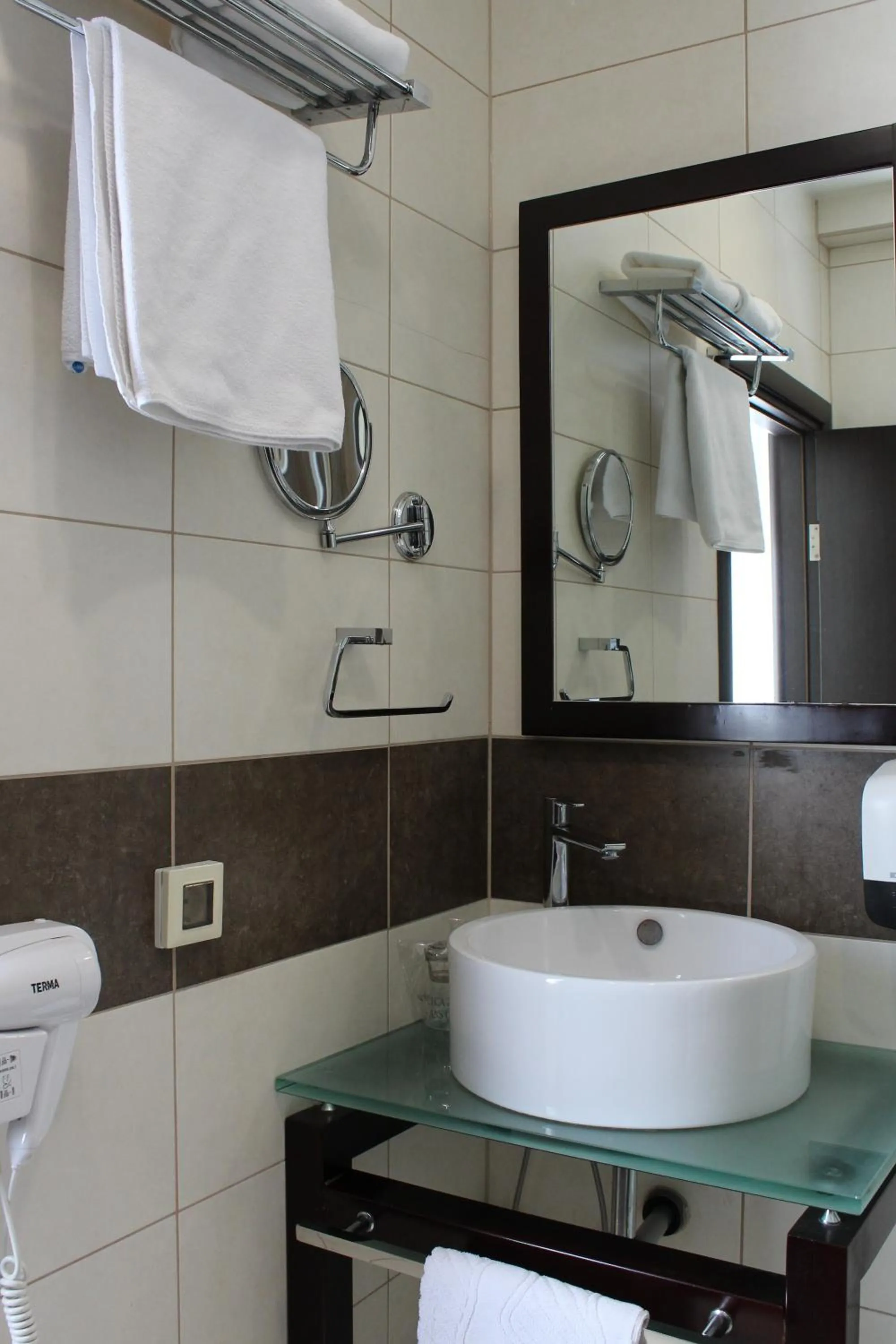 Toilet in Hotel Diplomat