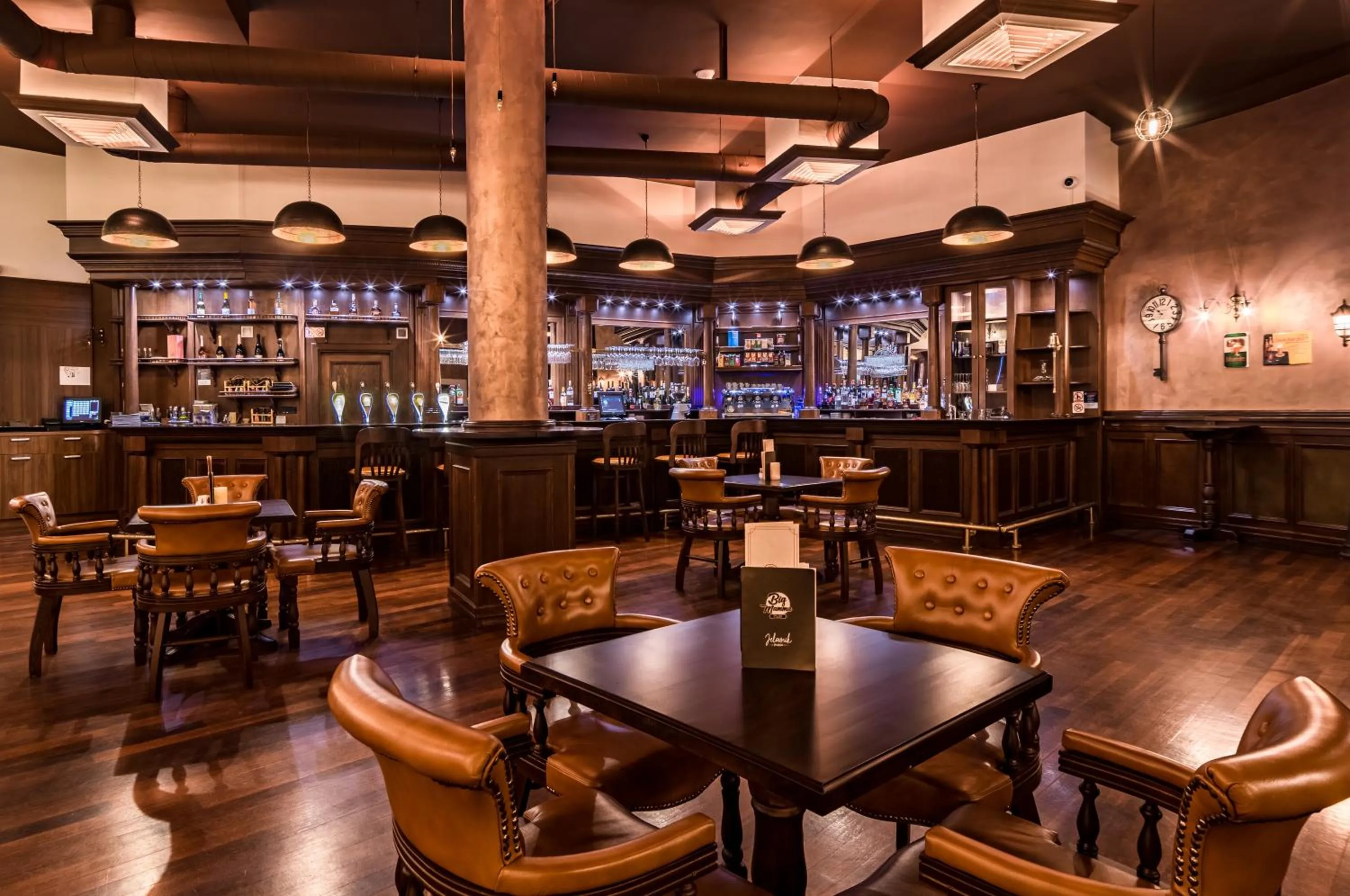 Restaurant/places to eat in Hotel Diplomat