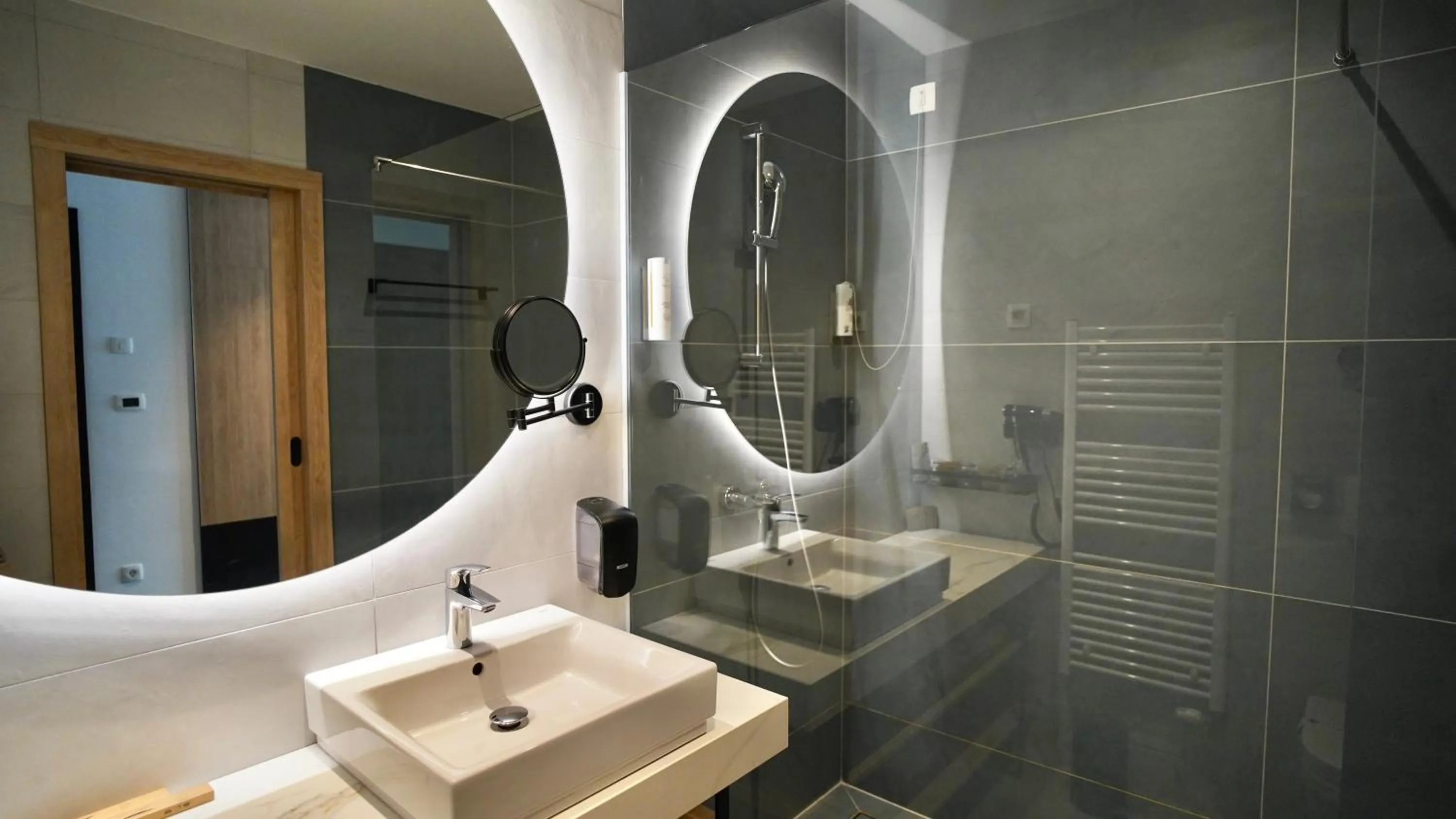 Shower in Hotel Diplomat