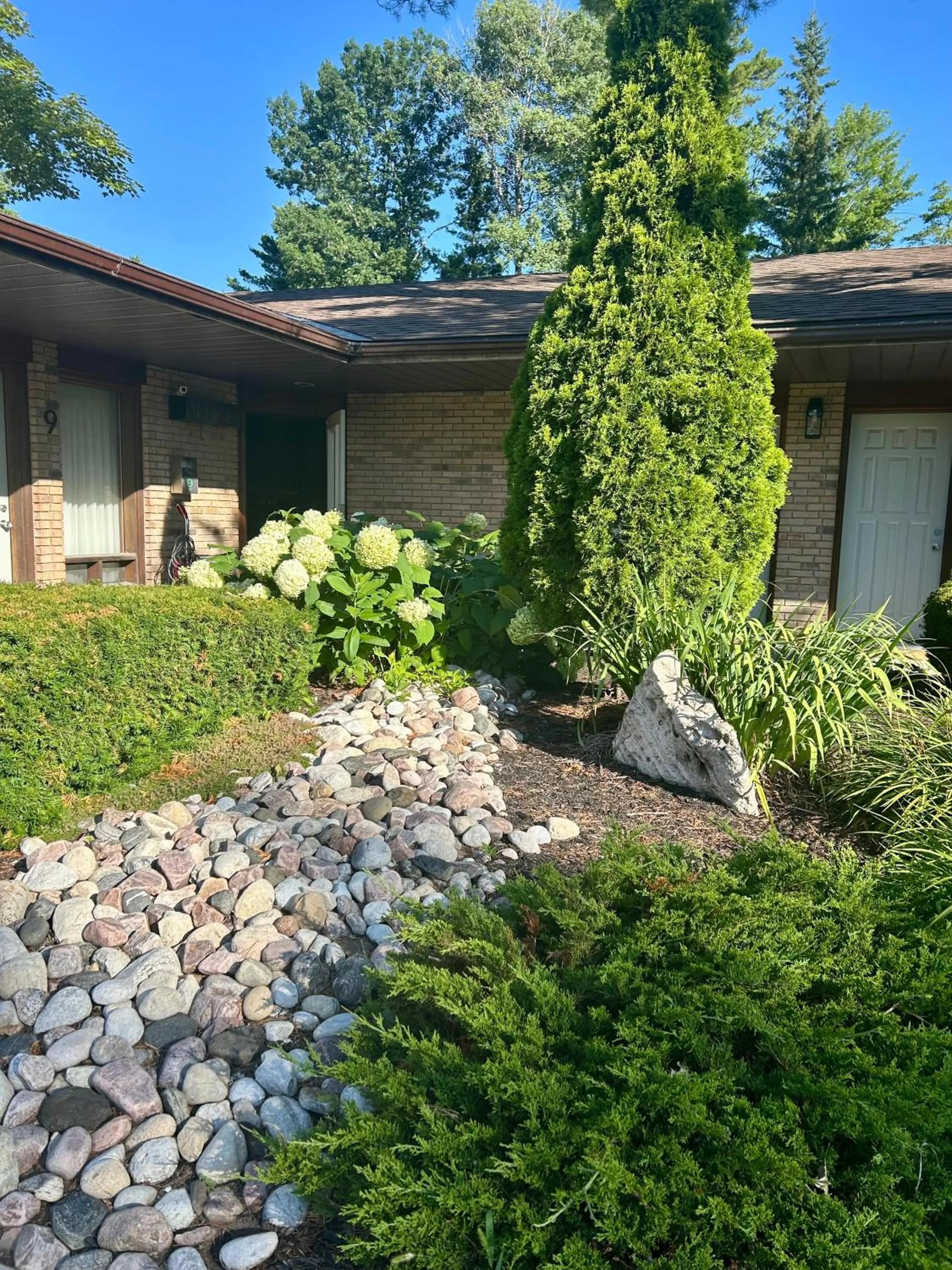 Property building in Rideau Heights Inn