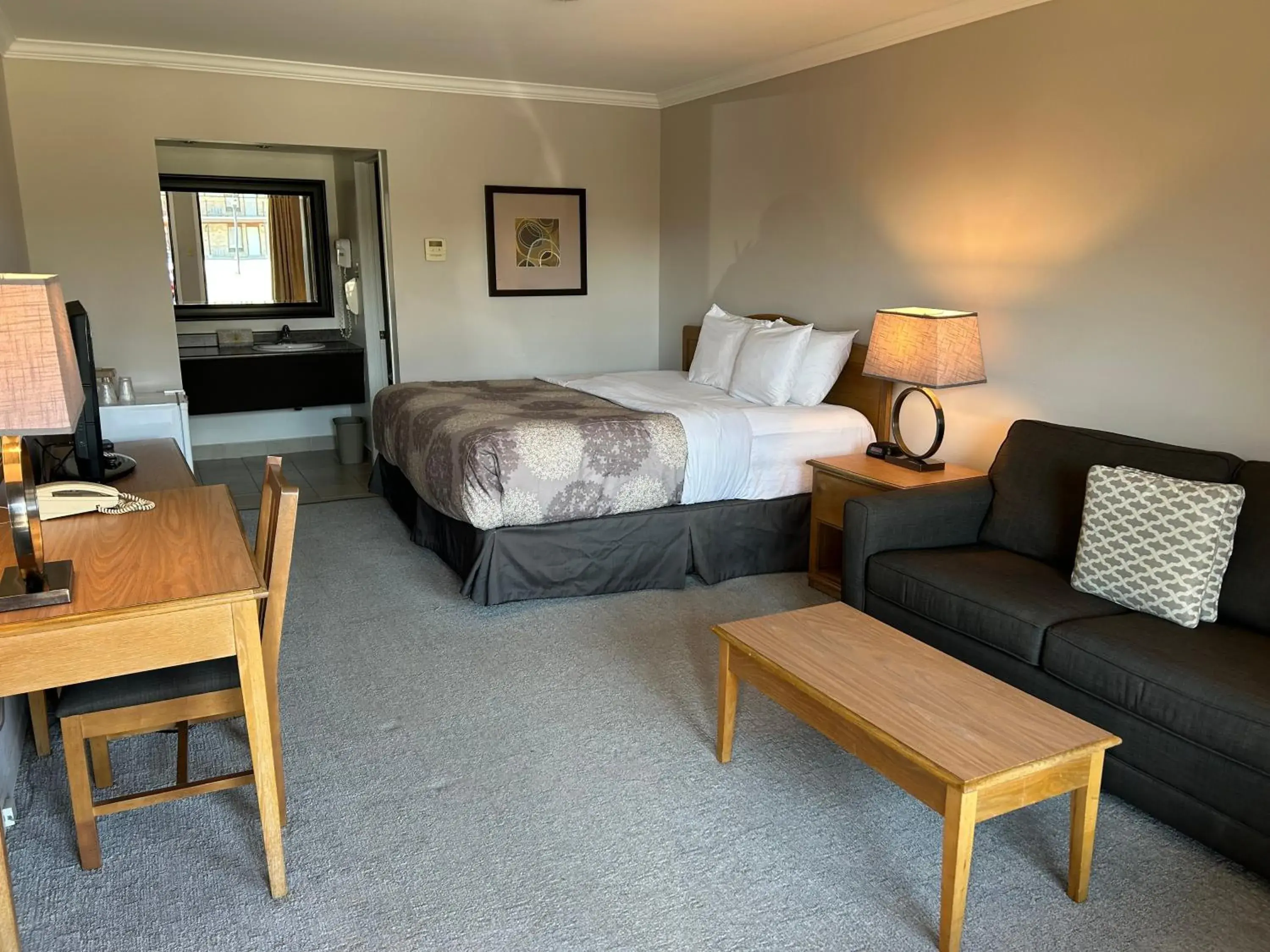 Queen Suite in Rideau Heights Inn Queen Suite in Rideau Heights Inn