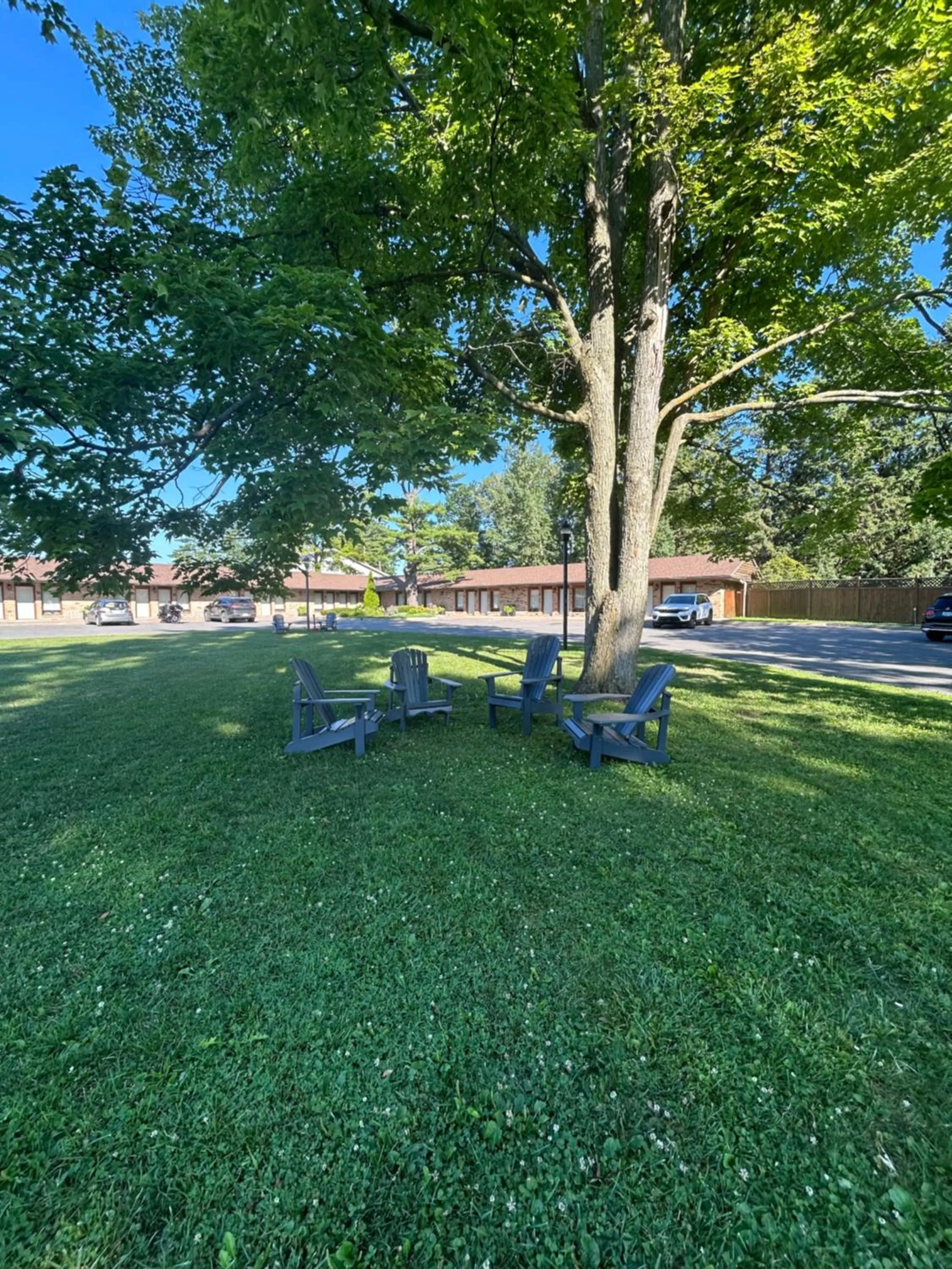 Property building in Rideau Heights Inn