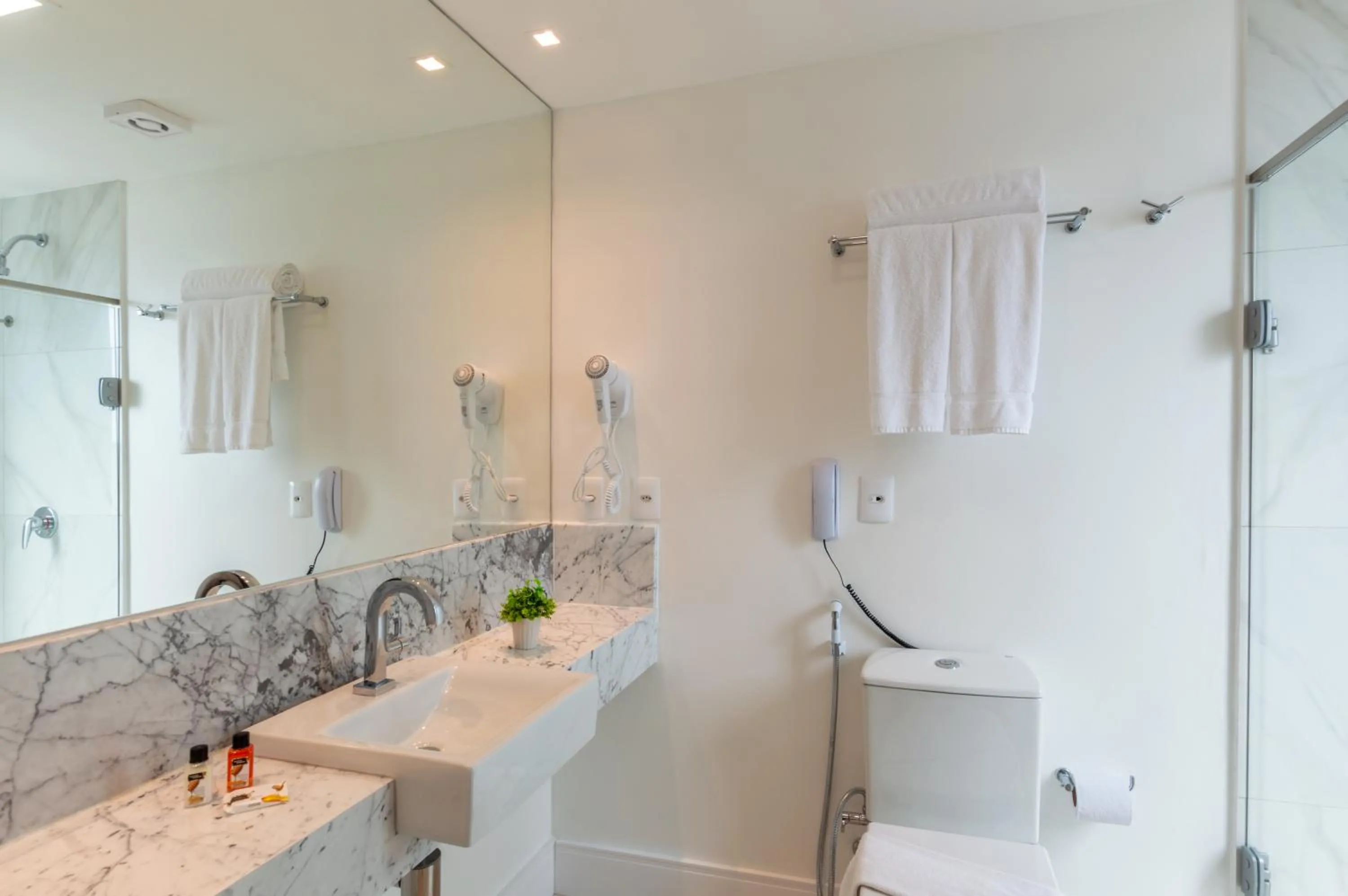 Bathroom in Hotel Brisa Suítes Pajuçara