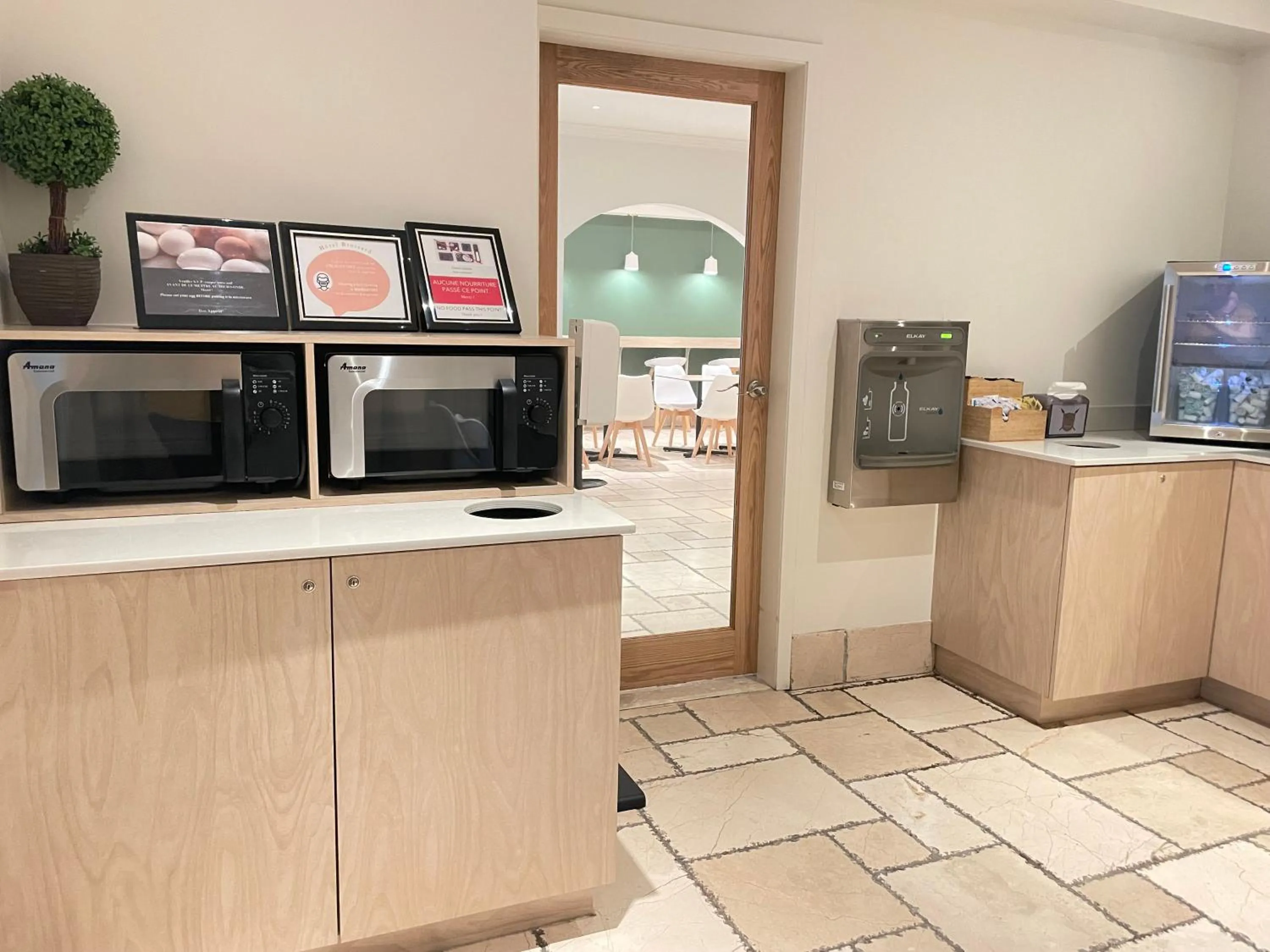 Dining area in Hotel Brossard