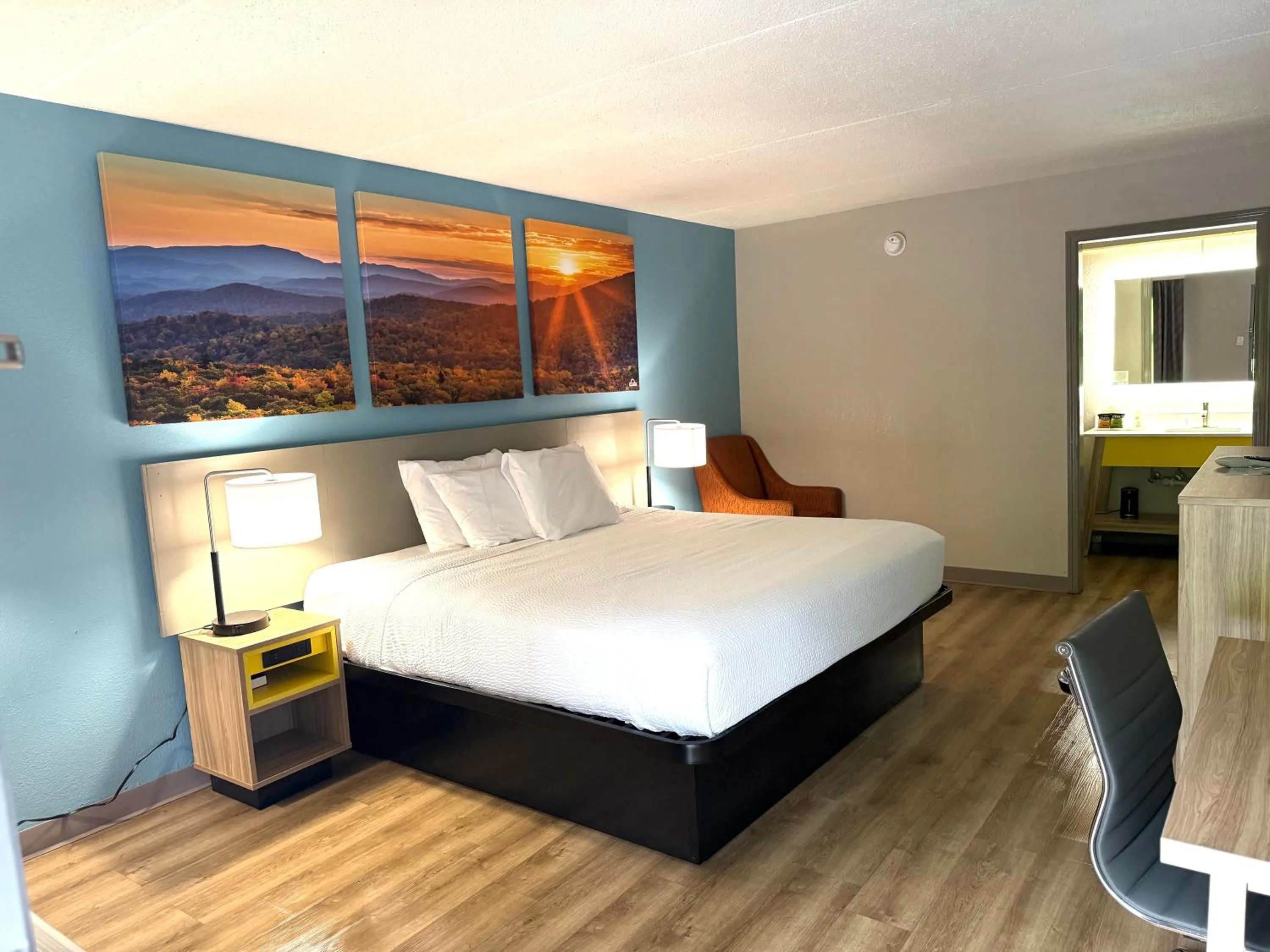 Bed in Days Inn by Wyndham Harriman