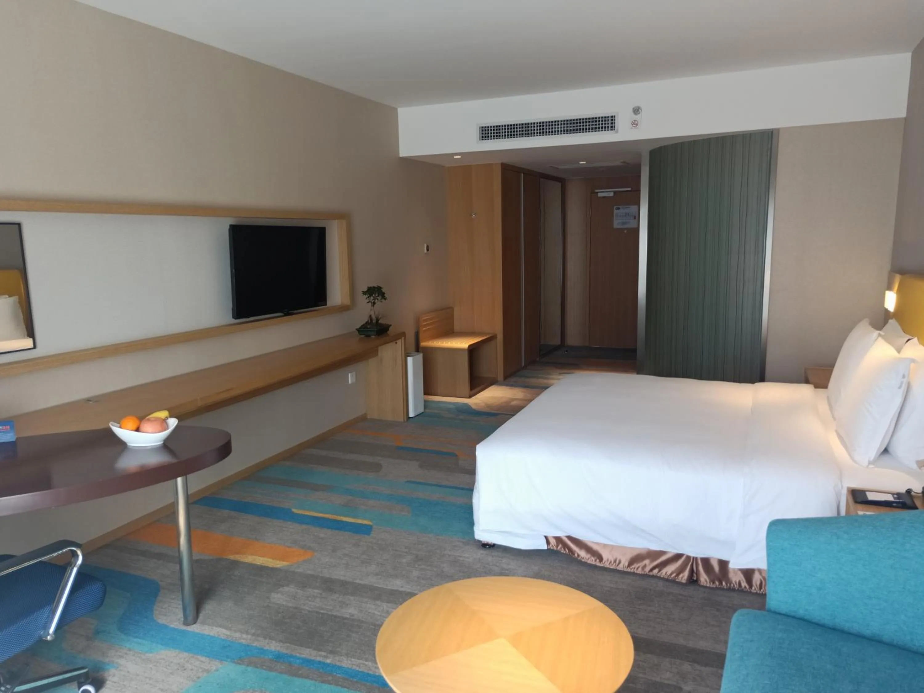 Photo of the whole room, Bed in Holiday Inn Express Xi'an Qujiang South by IHG