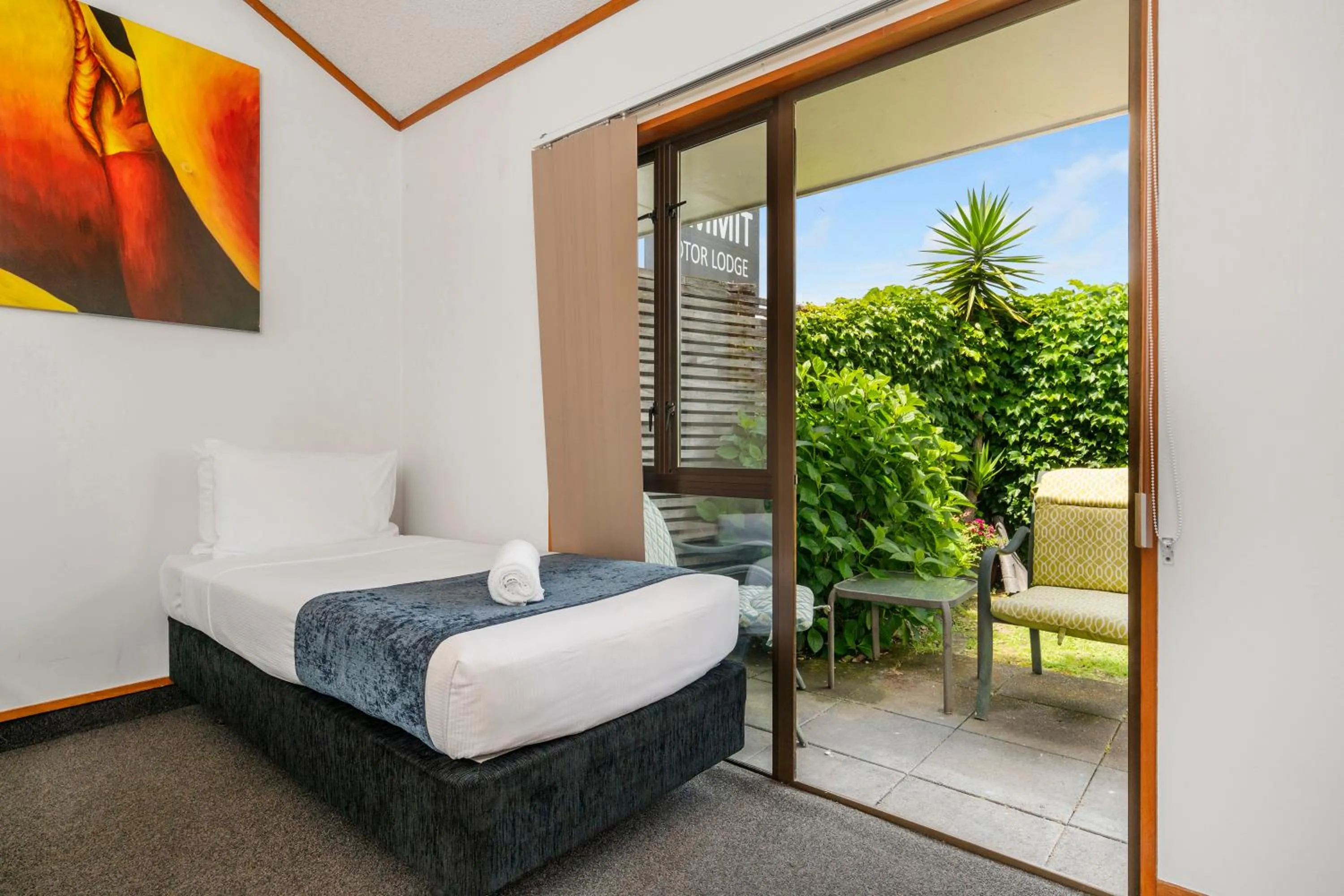 Bed in Summit Motor Lodge