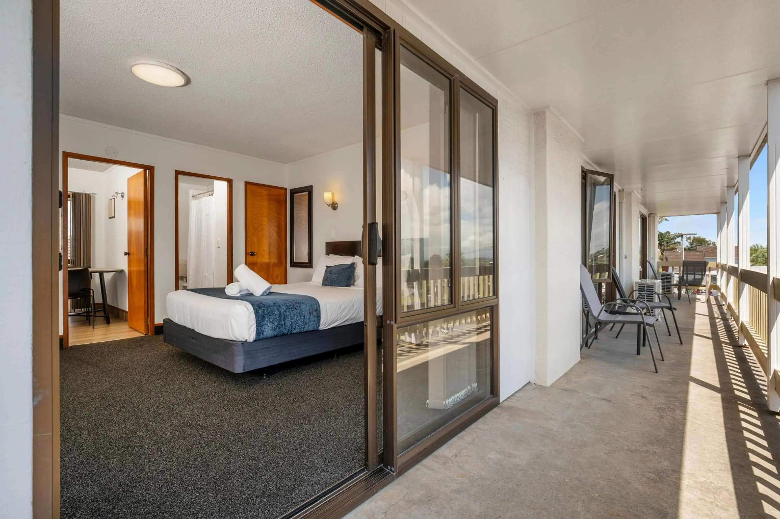 Bed in Summit Motor Lodge