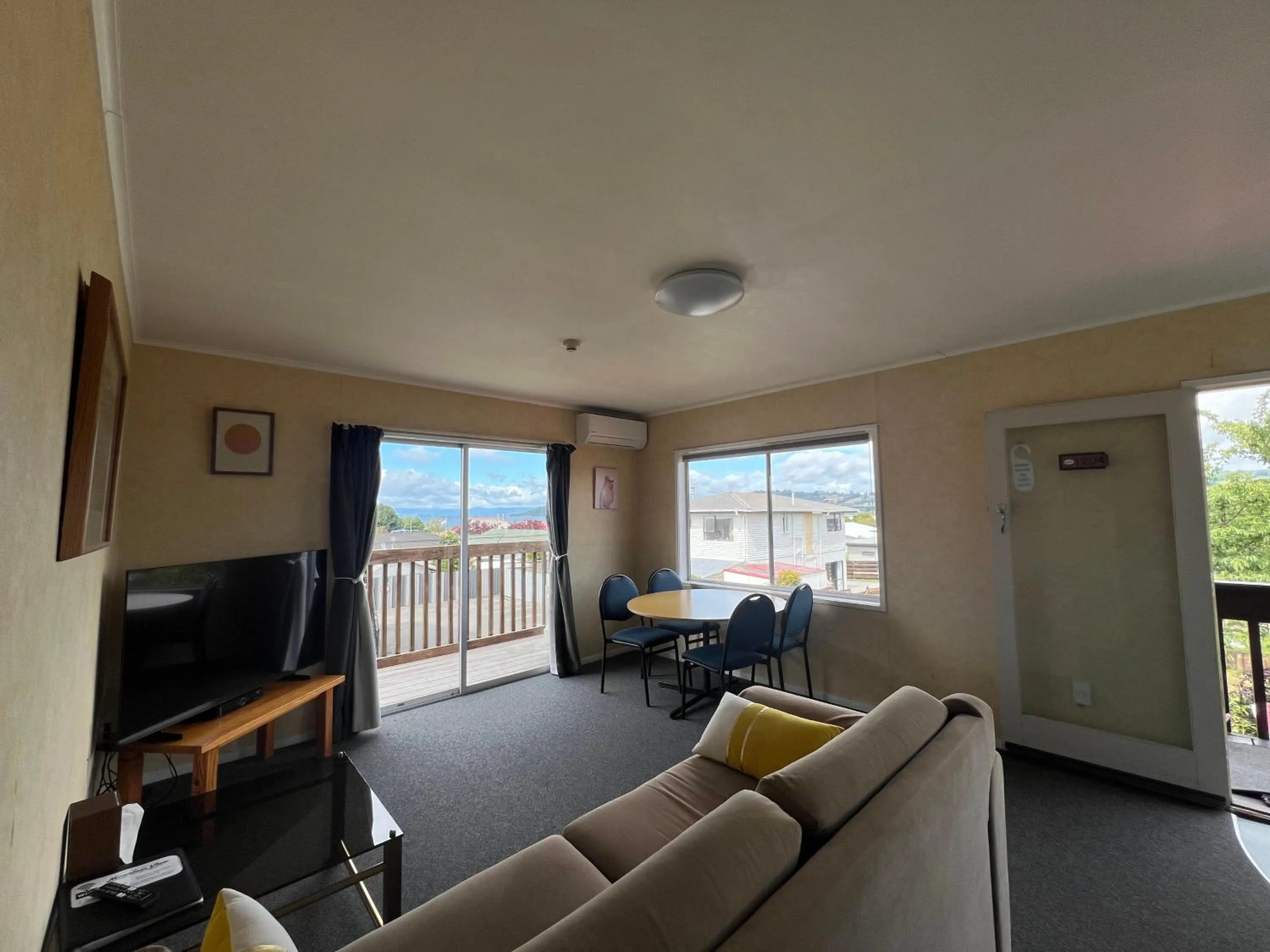 Living room in Mountain View Motel