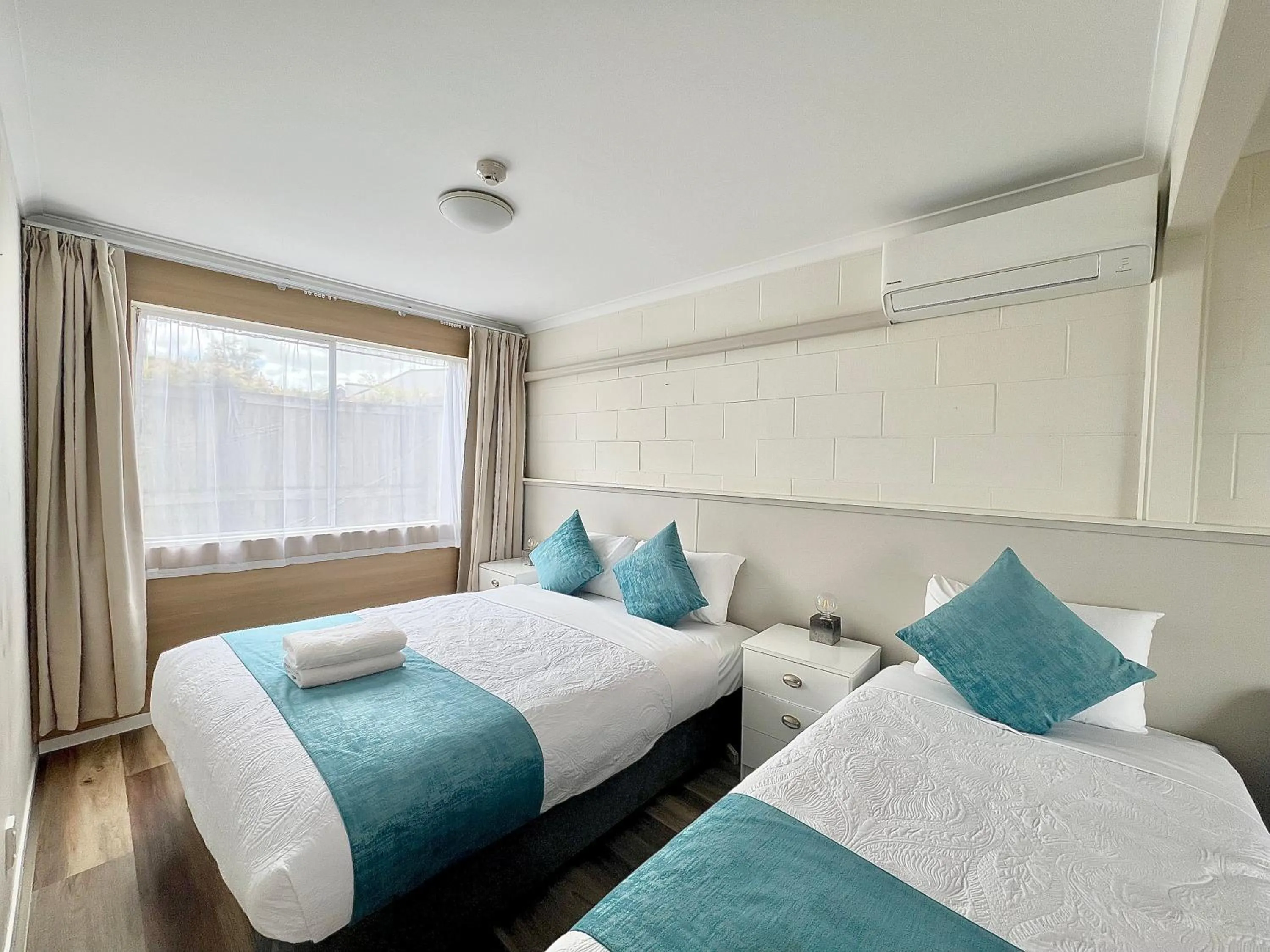 Bed in Mountain View Motel